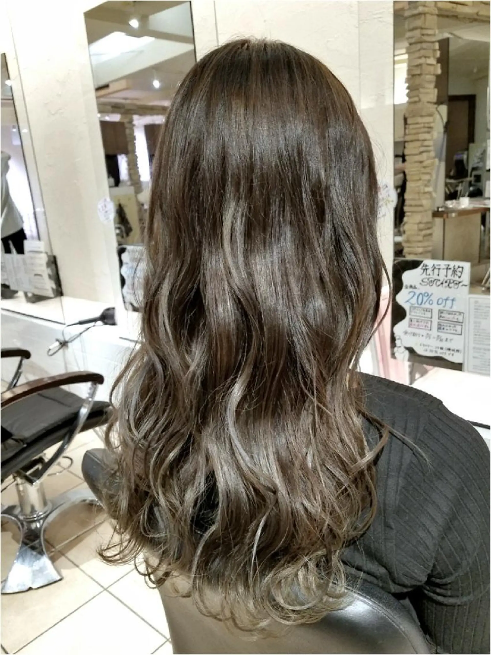 ロング カラー グレージュ ハイライトカラー ハイライト 【髪質改善美容師】t occa茨木篠原健太のヘアスタイル