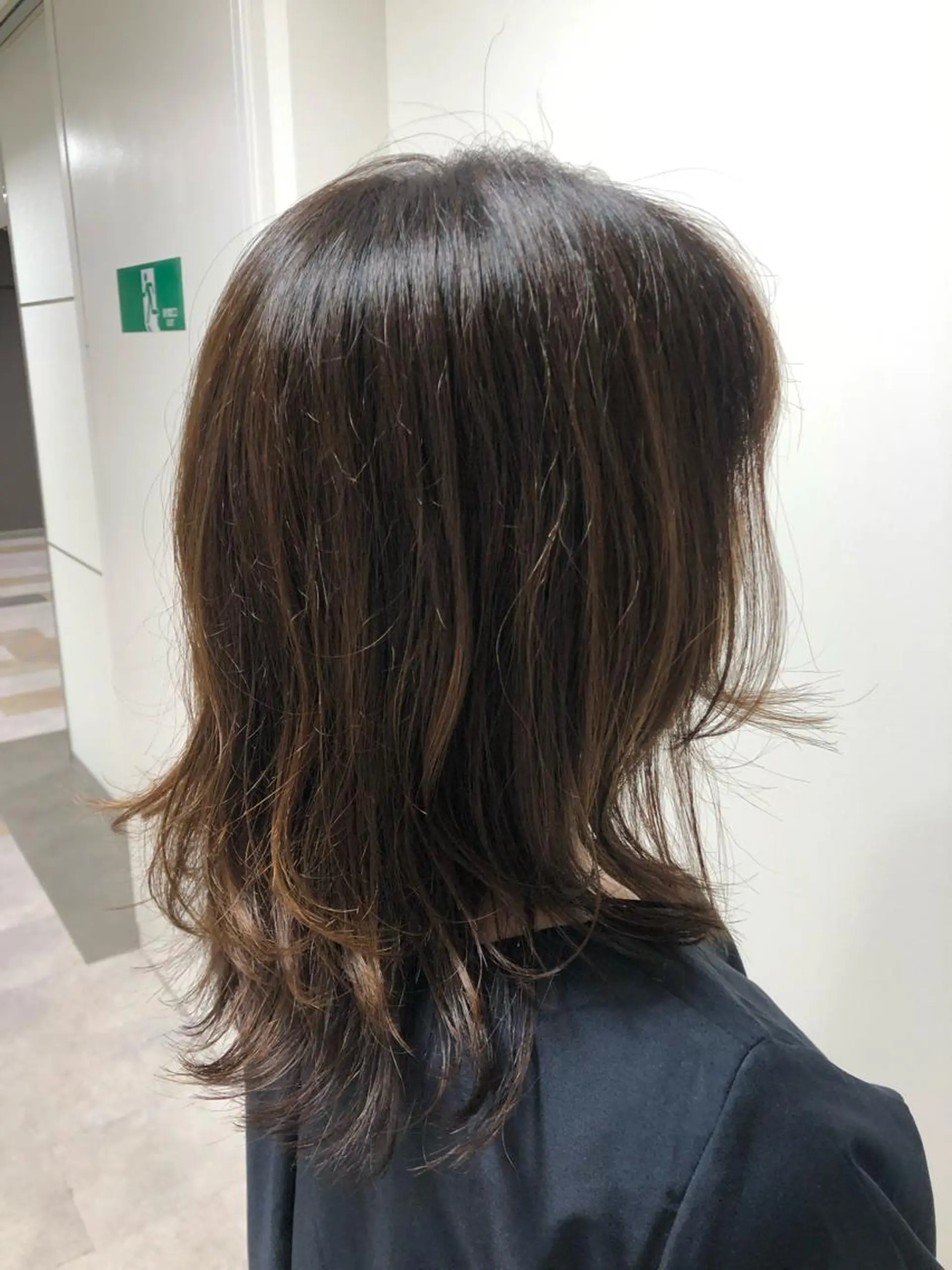 ミディアム レイヤーカット コテ巻きパーマ 阪上 沙織のヘアスタイル