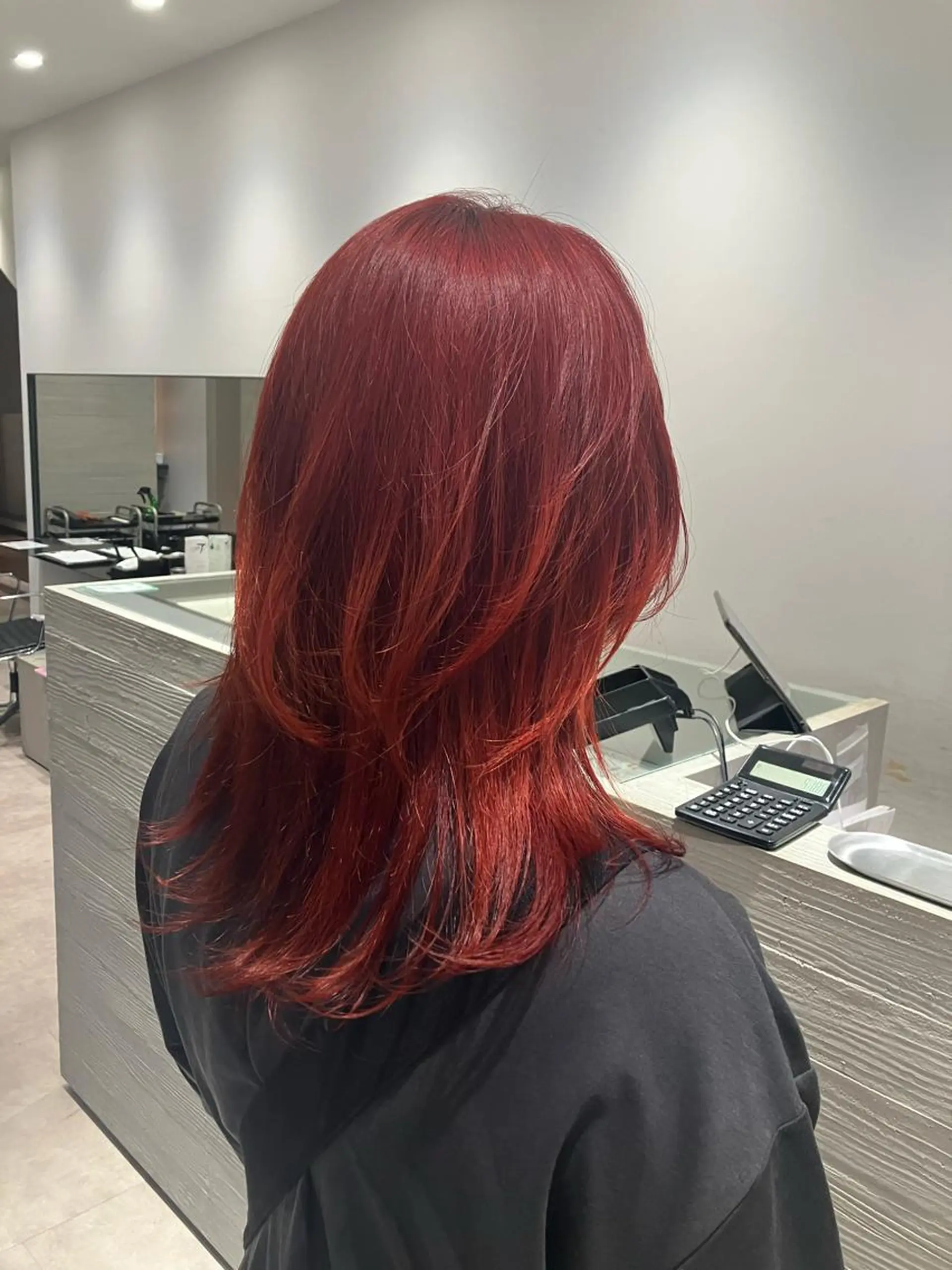 セミロング カラー ボルドーカラー サキ🤍ハイトーン 🩰くびれ巻きヘアのヘアスタイル