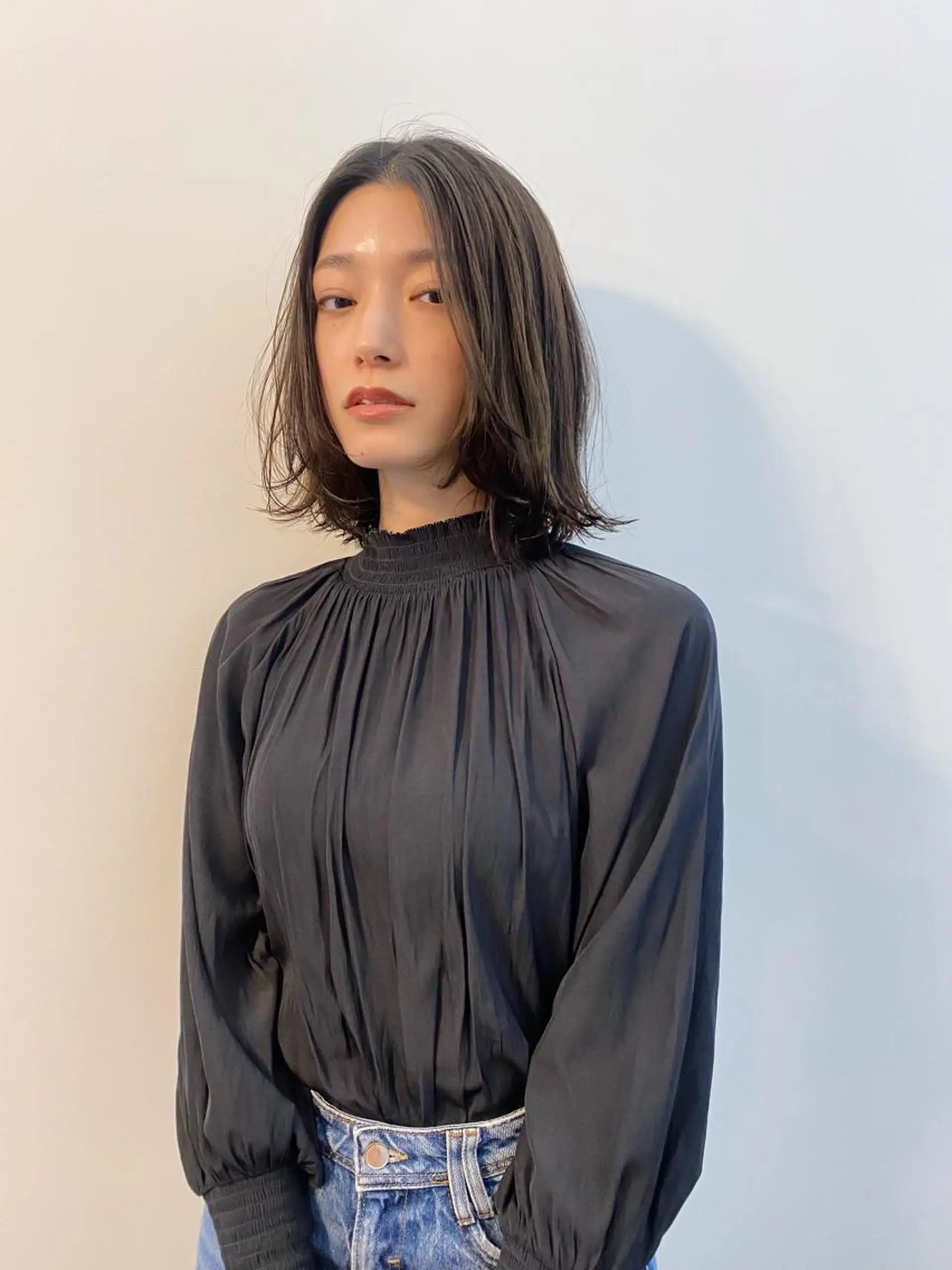 ミディアム カラー パーマ ミディアムパーマ 顔まわりレイヤー レイヤーカット 大石 沙季のヘアスタイル