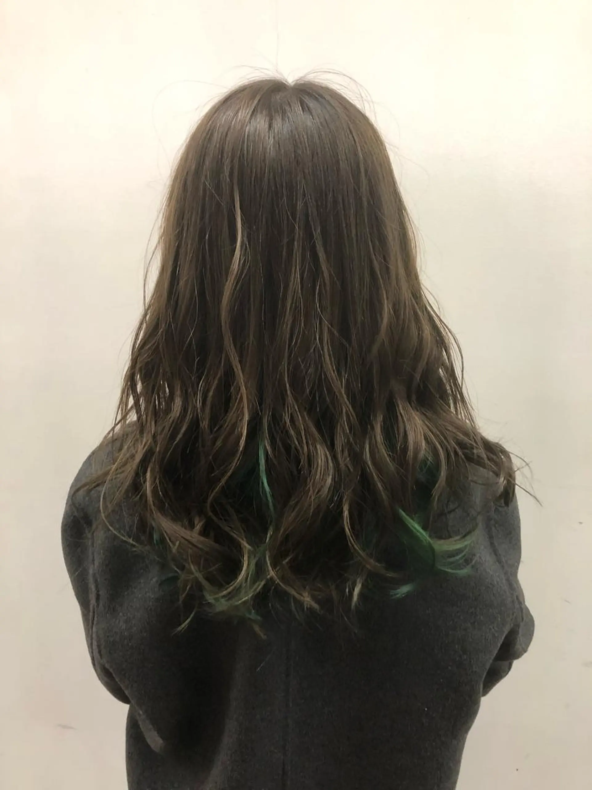 セミロング カラー ブリーチ グレージュ ハイライトカラー ハイライト 東條 克義のヘアスタイル