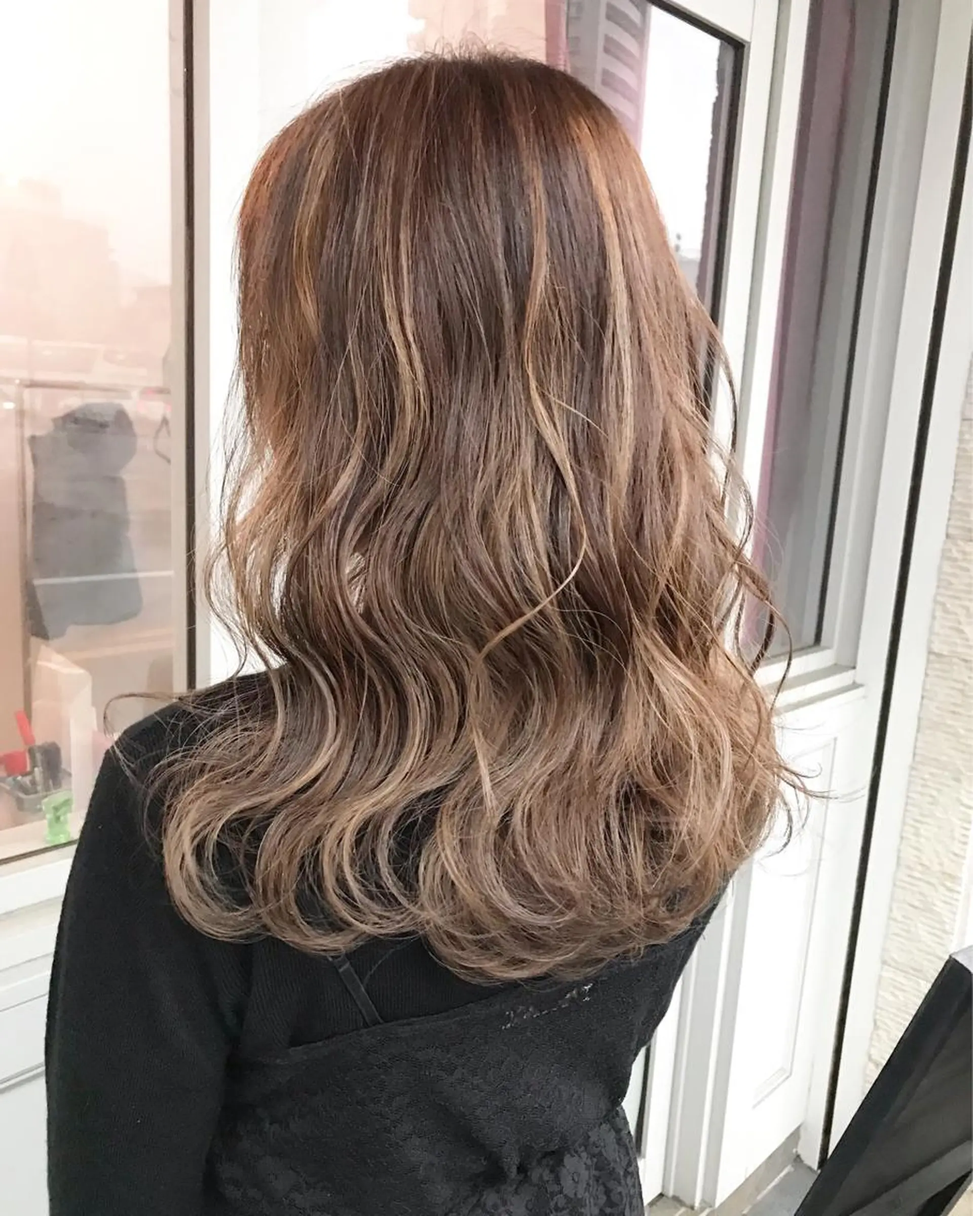 セミロング カラー ヘアアレンジ お団子ヘア 切りっぱなしボブ バレイヤージュ ブリーチ デザインカラー Mariana/ 鶴原-ハイライトのヘアスタイル