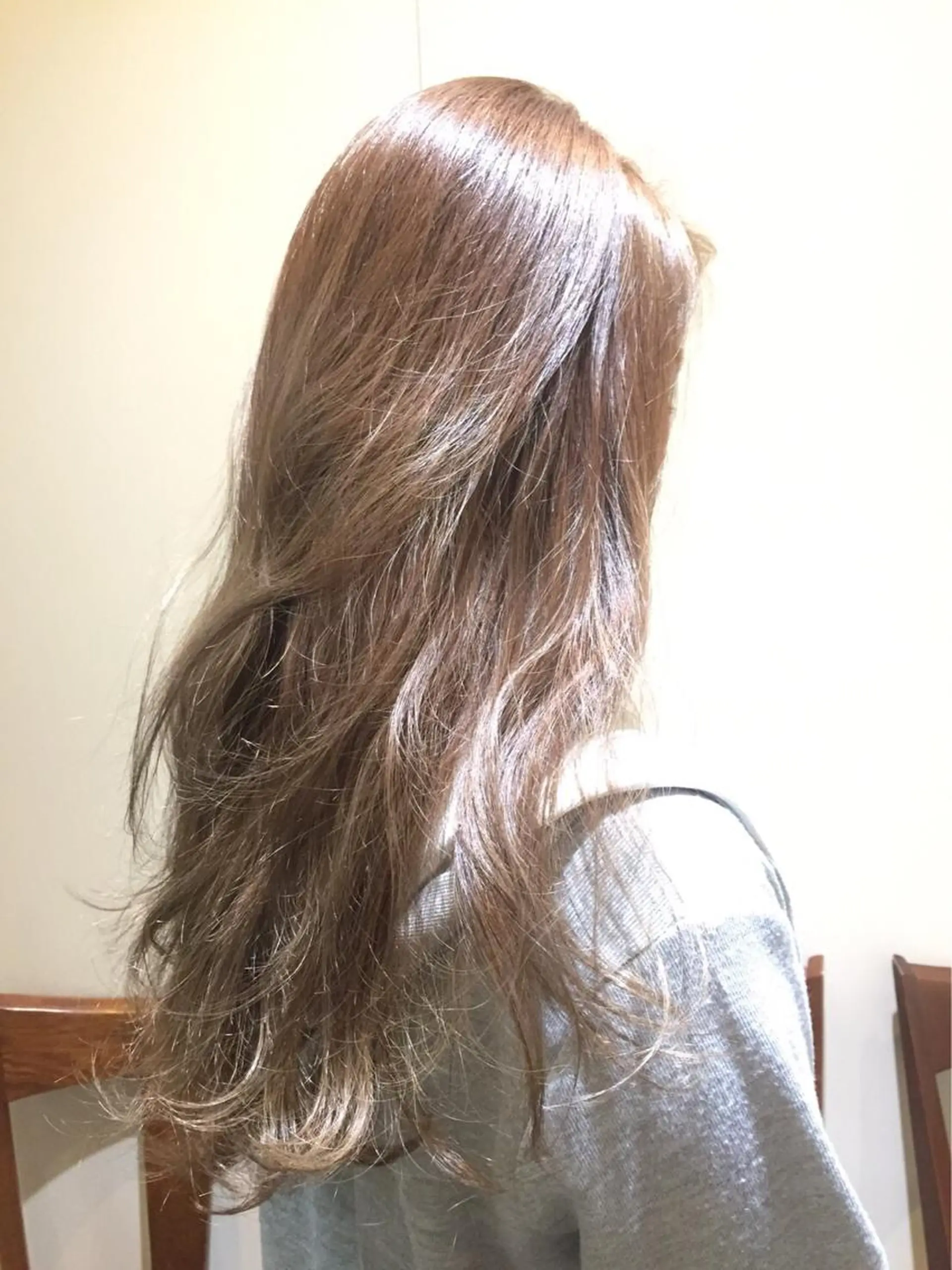 ロング カラー グレージュ トリートメント 鍵山 千秋のヘアスタイル