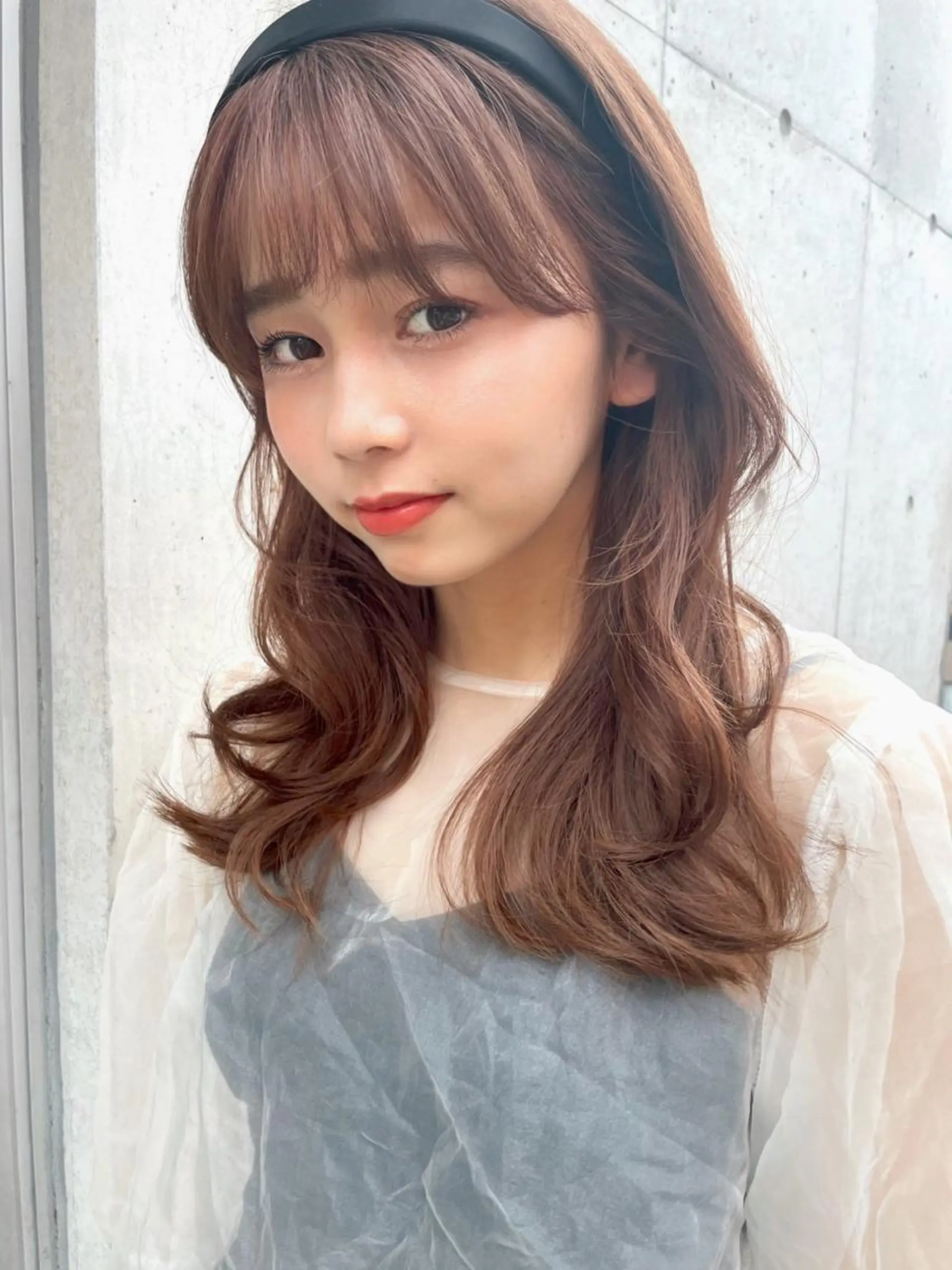 セミロング レイヤーカット、 大人可愛い　中村美羅のヘアスタイル