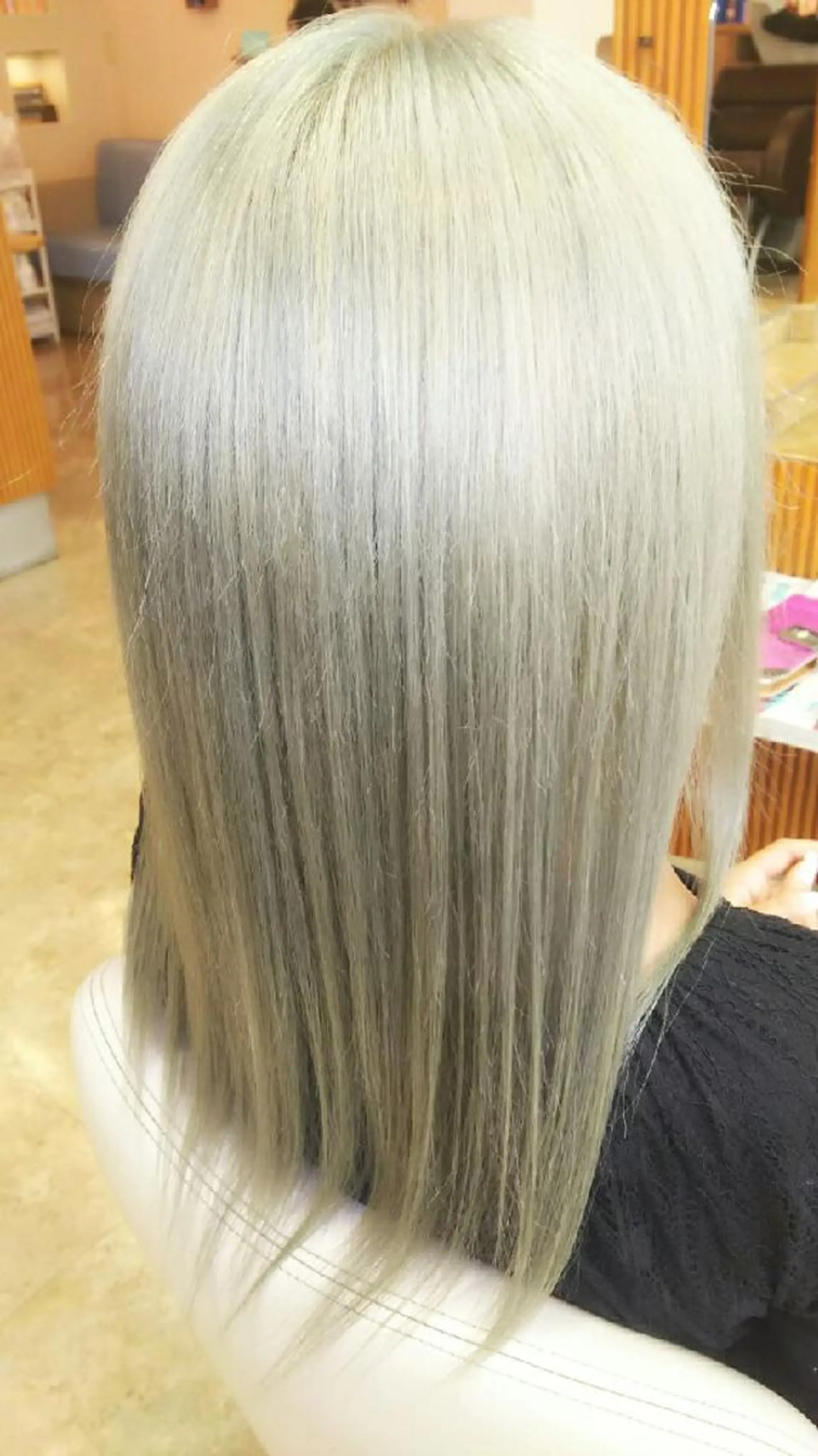 セミロング カラー ブリーチ シルバー 脇田 雄大のヘアスタイル