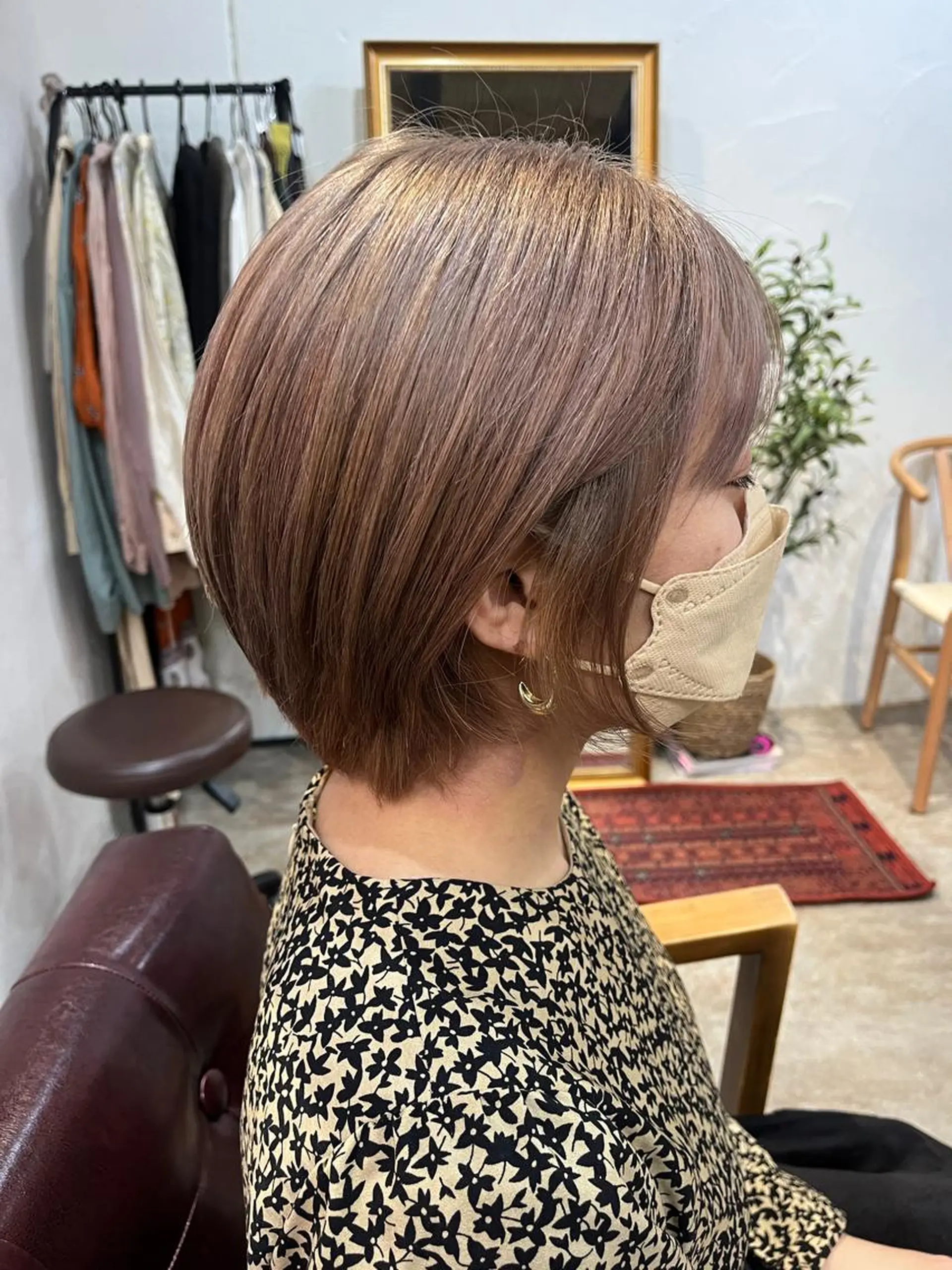 ショート ラベンダーベージュ 小顔ショート/透明感 カラー/チサトのヘアスタイル