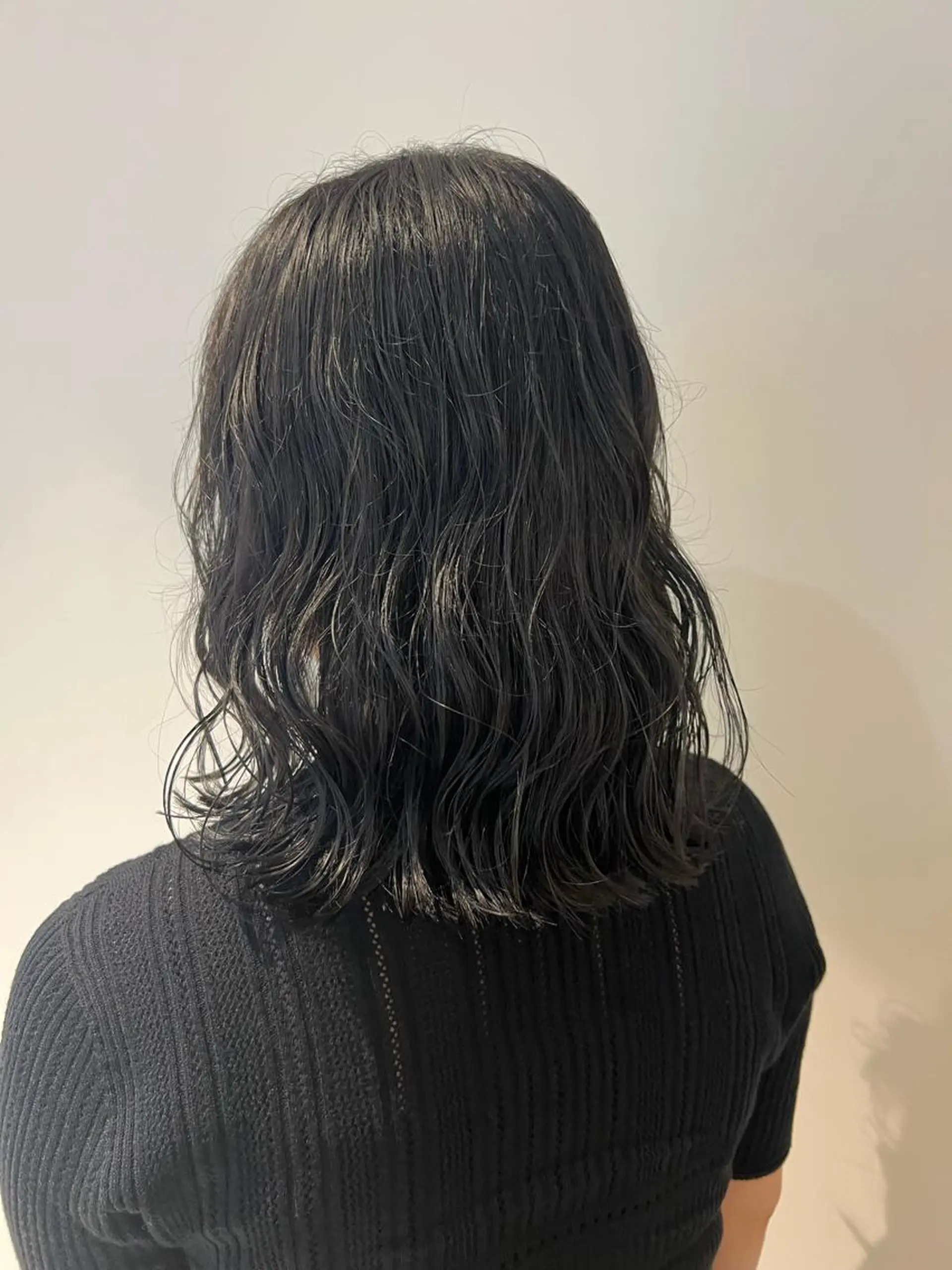 ミディアム カラー ヘアアレンジ ブルーカラー ブルーグレー ボブ 暗髪カラー🫐パーマ おくだりんかのヘアスタイル