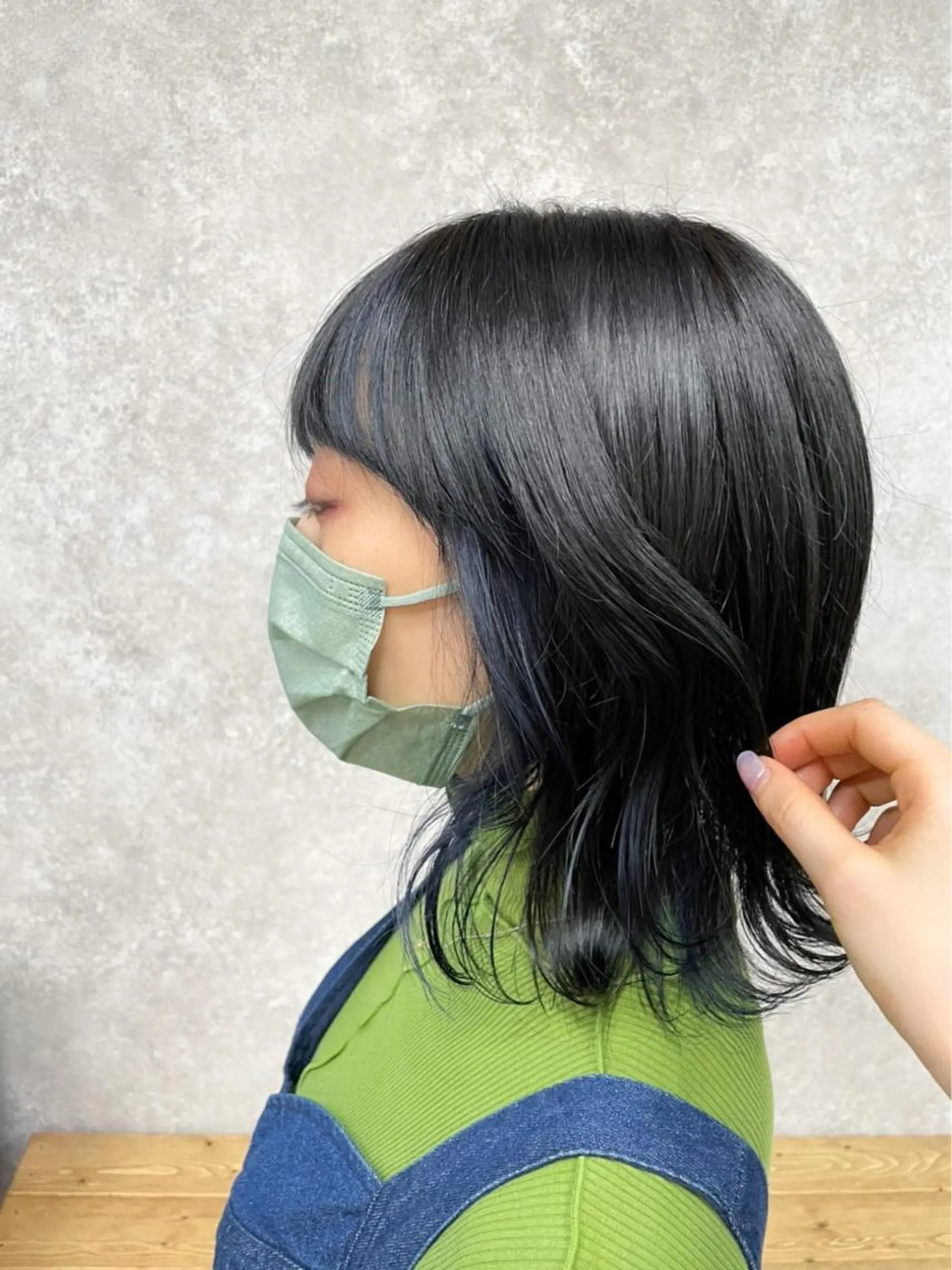 ミディアム カラー ヘアアレンジ 黒髪 ブルーカラー ブルーブラック 透明感カラー インナーカラー イワタ マハ/ minim hairのヘアスタイル