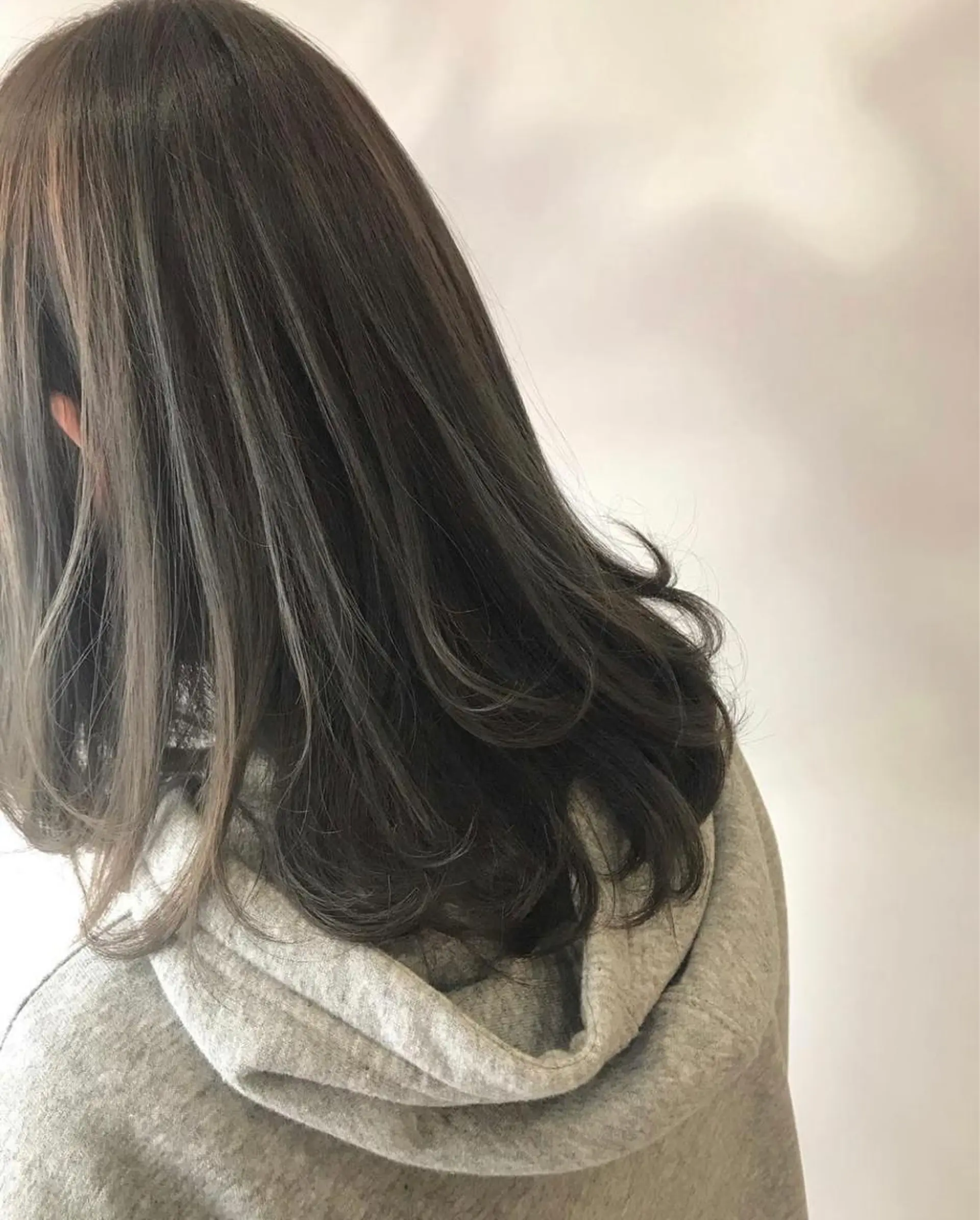 セミロング カラー ヘアアレンジ ネイル アッシュ ベージュカラー グレージュ 福壽 優奈のヘアスタイル