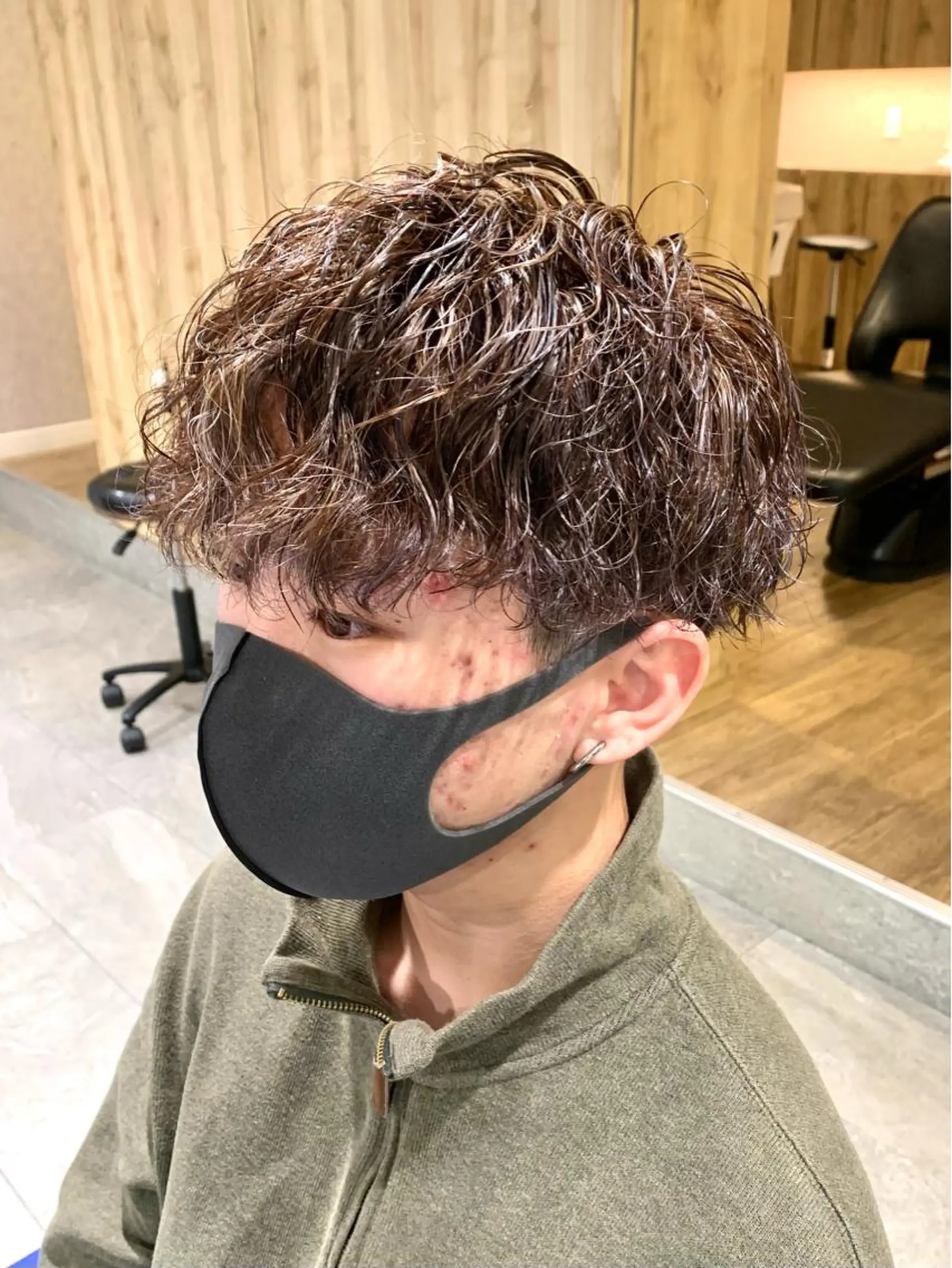 ショート カラー パーマ ヘアアレンジ メンズ メンズハイライト メンズパーマ ツイストスパイラルパーマ 波巻きパーマ ハイライトカラー メンズパーマ職人 加藤 弘貴のヘアスタイル