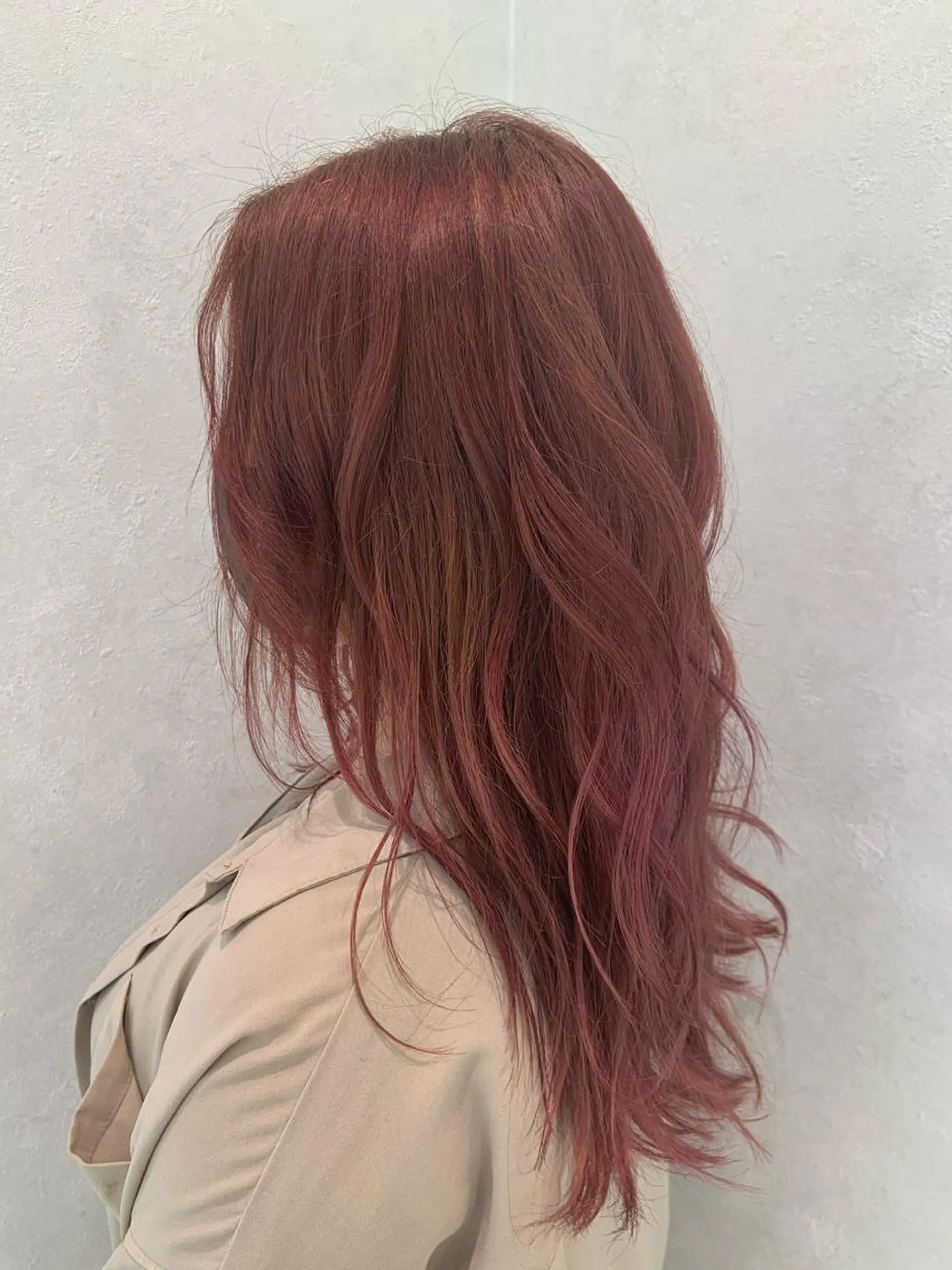 ロング カラー パーマ ヘアアレンジ ベージュカラー ピンクカラー ピンクベージュ ハイトーンカラー🤍 山下 優華のヘアスタイル