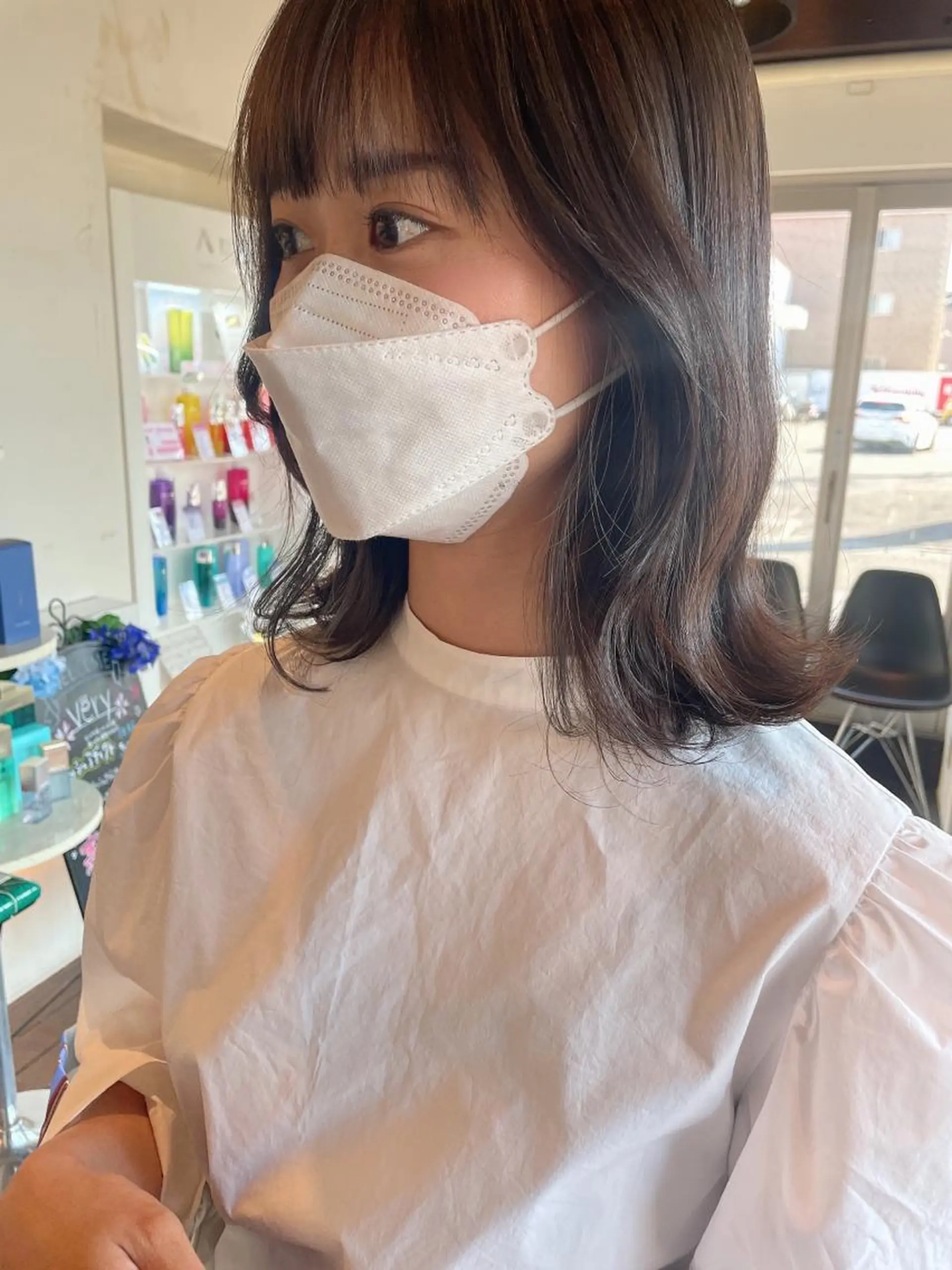 ミディアム くびれヘア レイヤーカット✖️ 柔らかベージュカラーのヘアスタイル