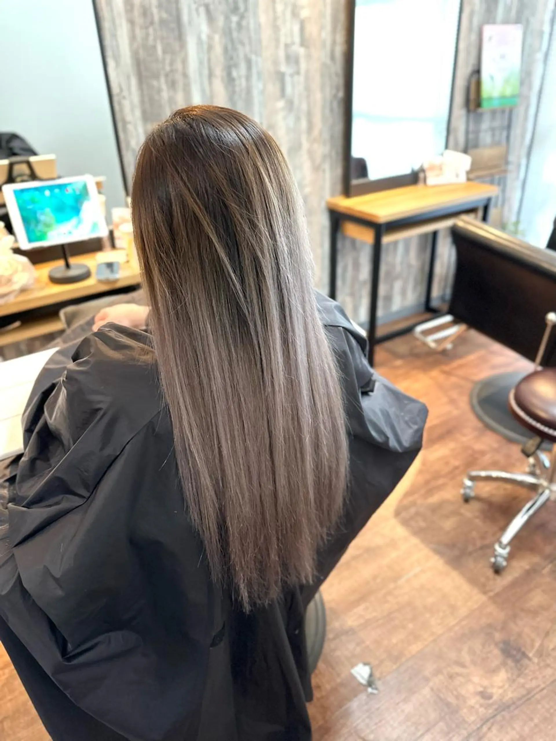 ロング カラー ブリーチ グレージュ カット ヘアカラー トリートメント Luzir⭐︎ GEN⭐︎のヘアスタイル