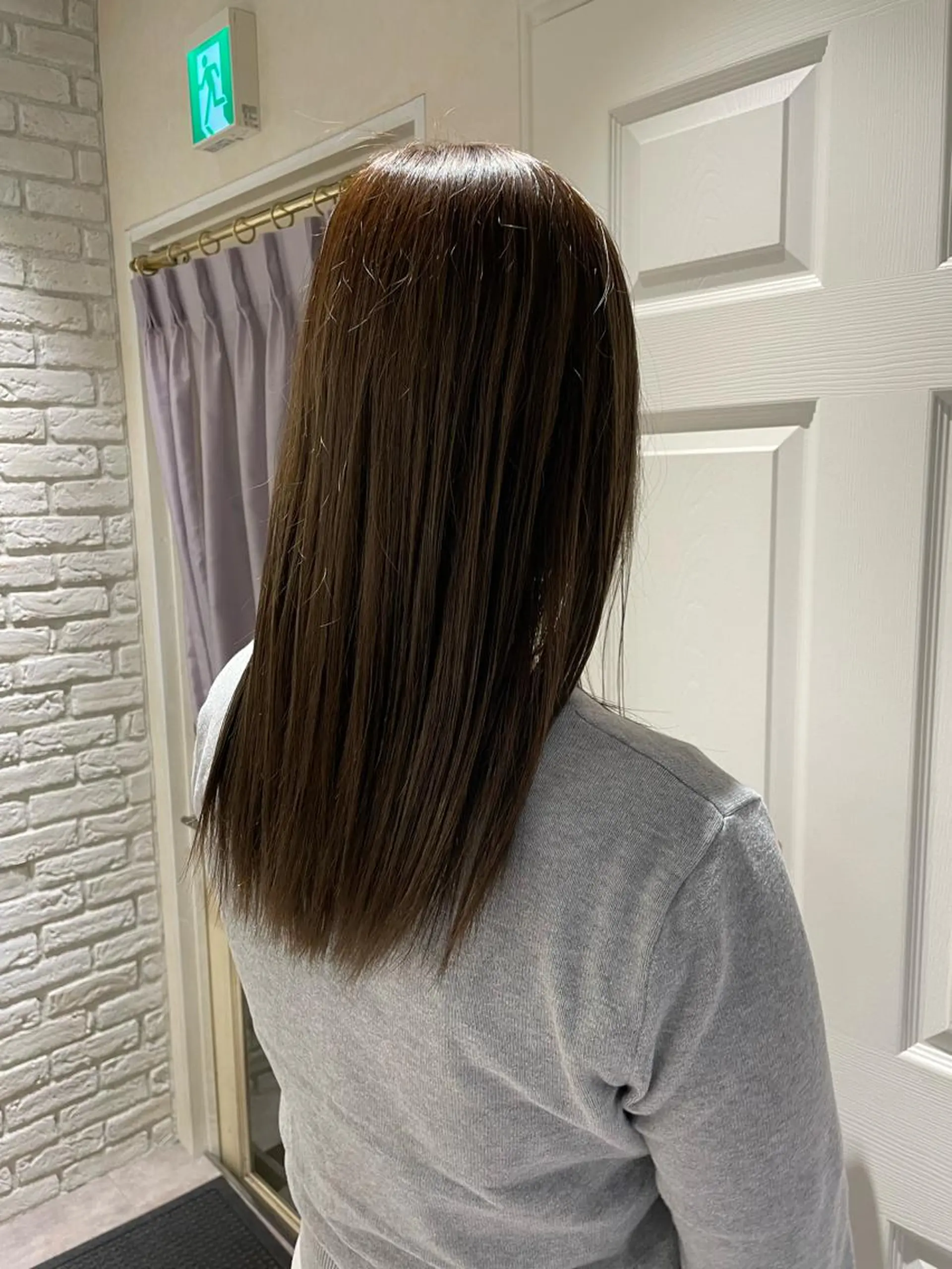 セミロング カラー ブリーチ グラデーションカラー グレージュ 柳井 準平のヘアスタイル