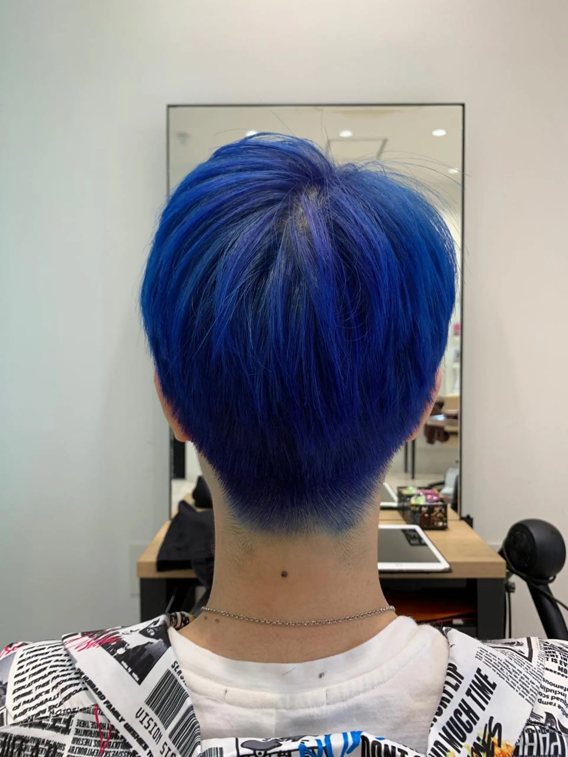ショート カラー ブリーチ ブルーカラー ケアブリーチ ネイビーカラー トリートメント カット ヘアカラー トリートメント インナーエクステ渋谷 🦋KAJIのヘアスタイル