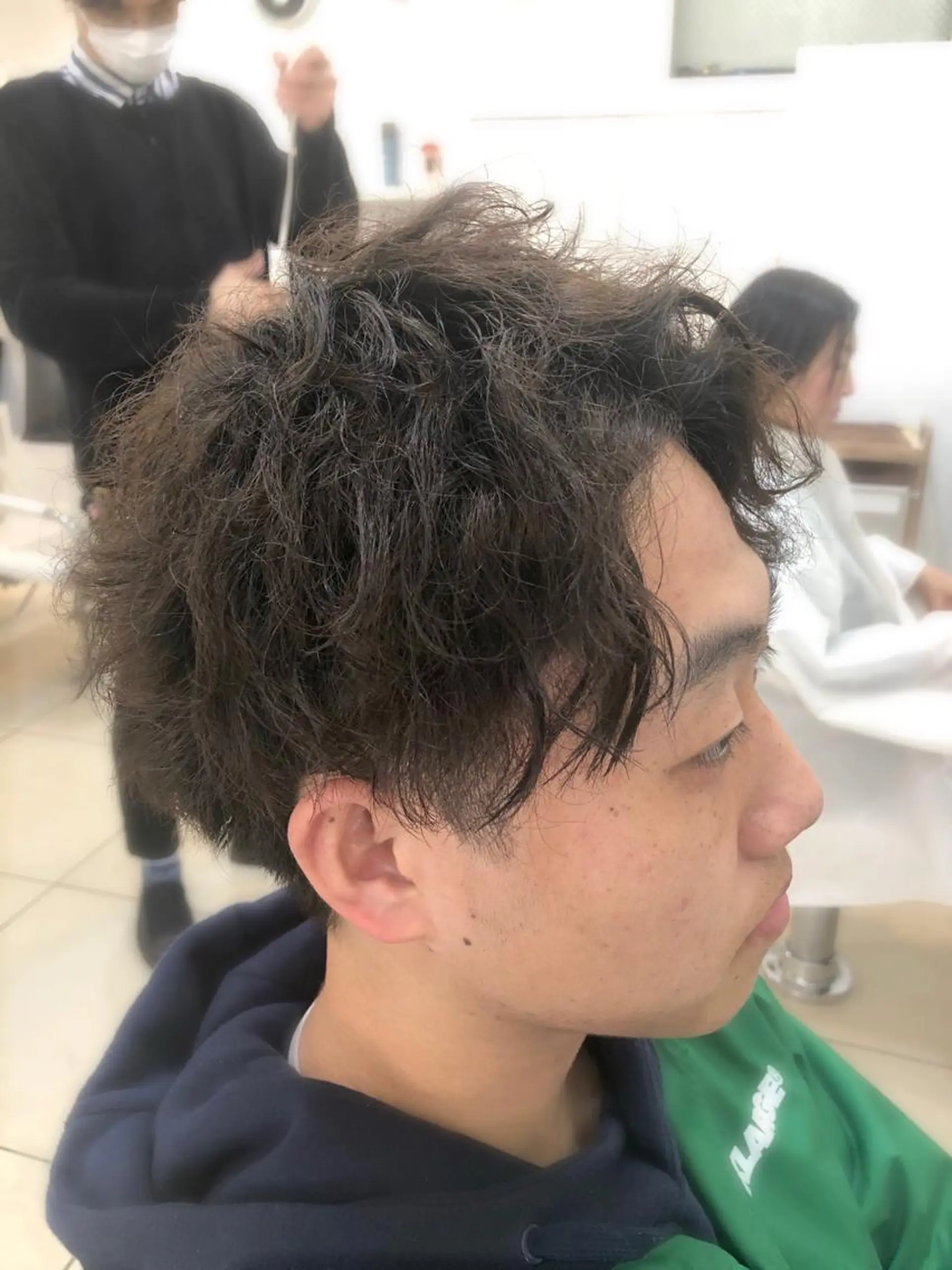 ショート パーマ メンズ アップバング メンズパーマ スパイラルパーマ 韓国メンズヘア/ 毛流れヘア　須田龍世のヘアスタイル