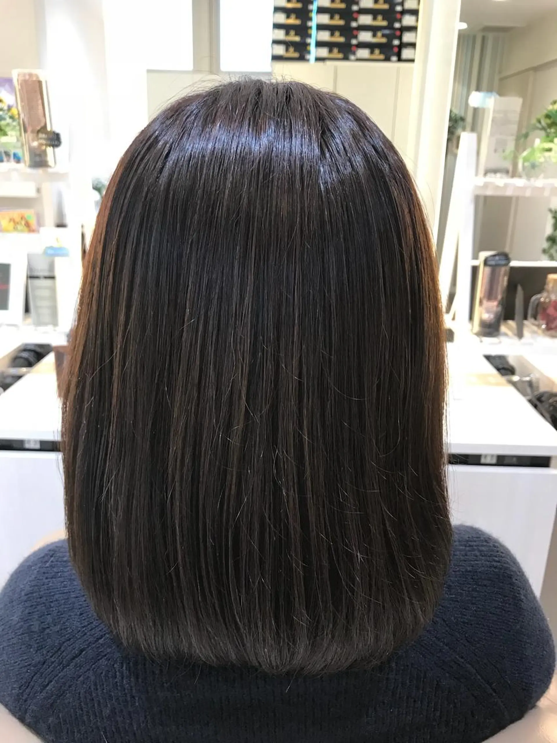 ミディアム カラー ブルーカラー ブルージュ イルミナカラー 清藤綾/脱白髪染め 白髪ぼかしハイライトのヘアスタイル