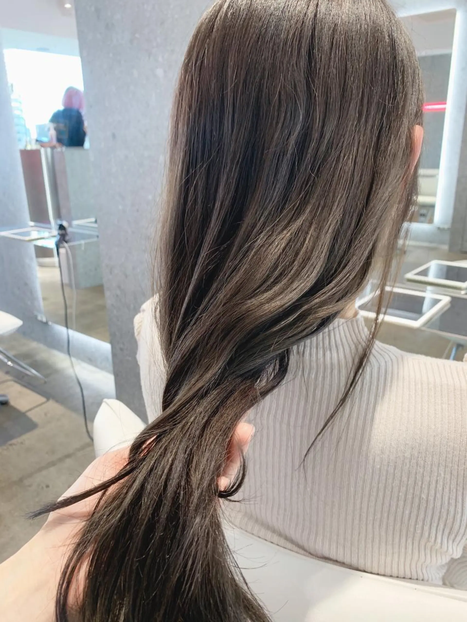 ロング カラー グレージュ モカグレージュ ヘアカラー トリートメント PHIDGE所属・山下 千明のヘアスタイル