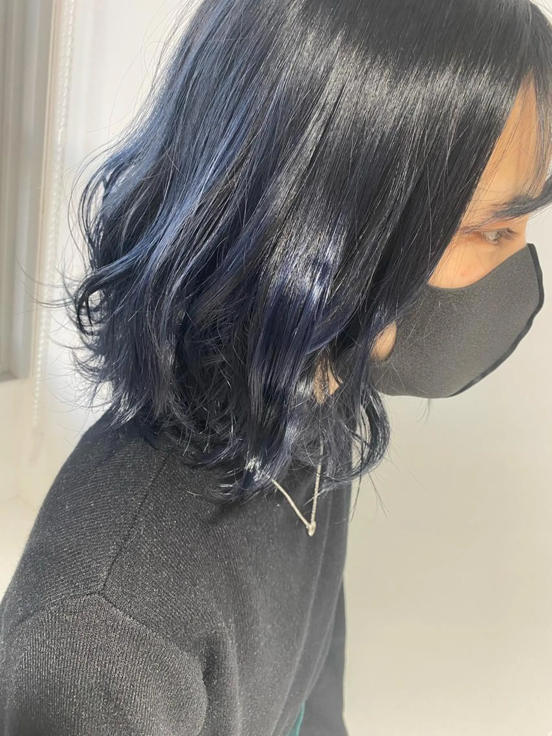 カラー 黒髪 ブルーカラー ブルーブラック ハイライトカラー 小谷野 真優のヘアスタイル