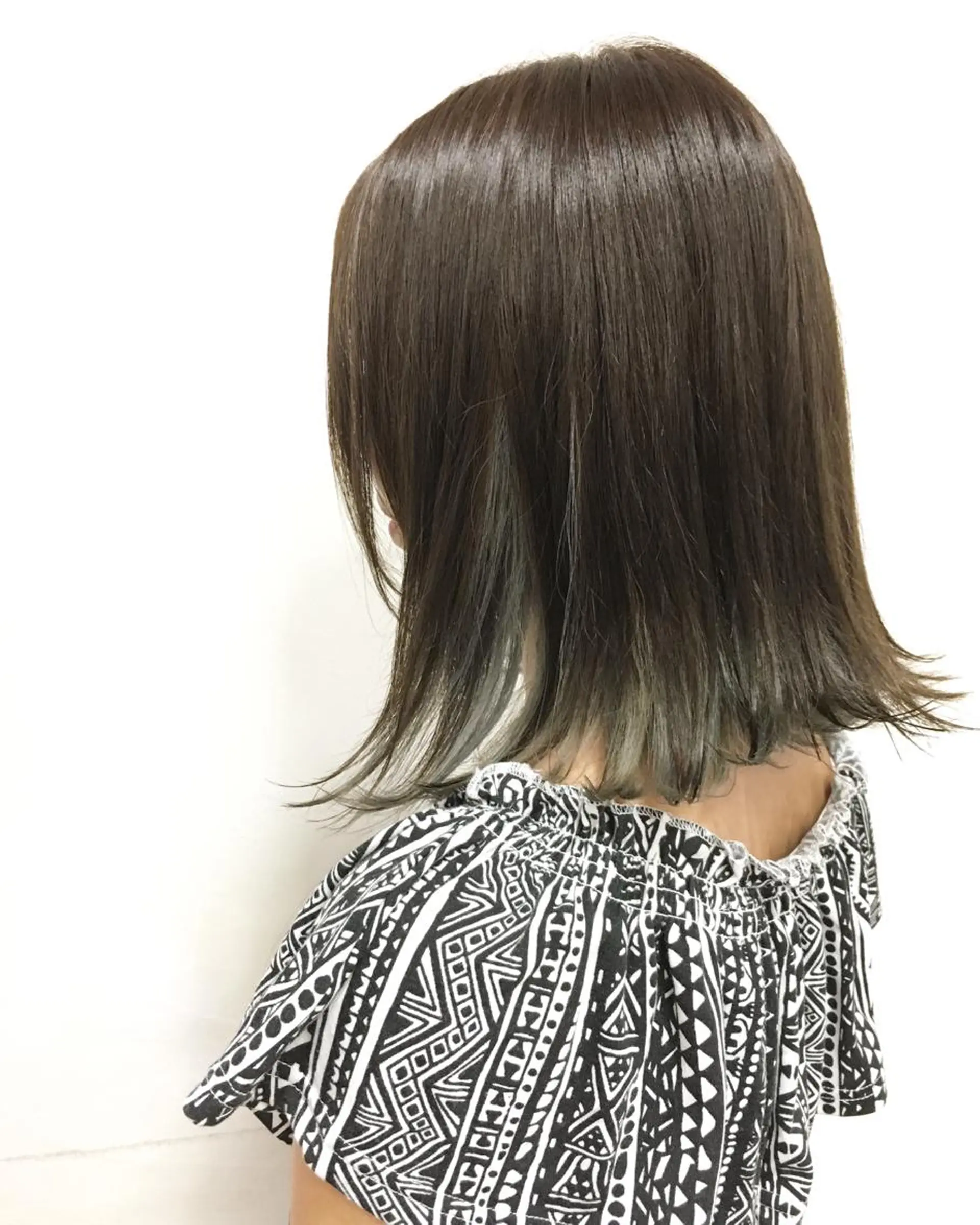 ミディアム カラー アッシュ インナーカラー シルバー シルバーアッシュ カット ヘアカラー GLAD 萩原のヘアスタイル