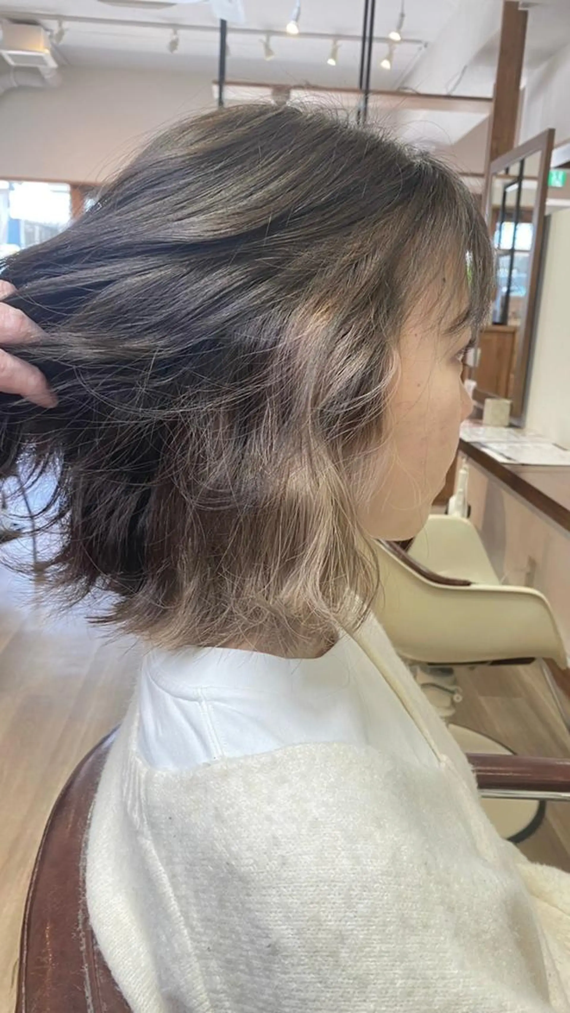 ミディアム カラー イヤリングカラー chill out 南塚口本店のヘアスタイル