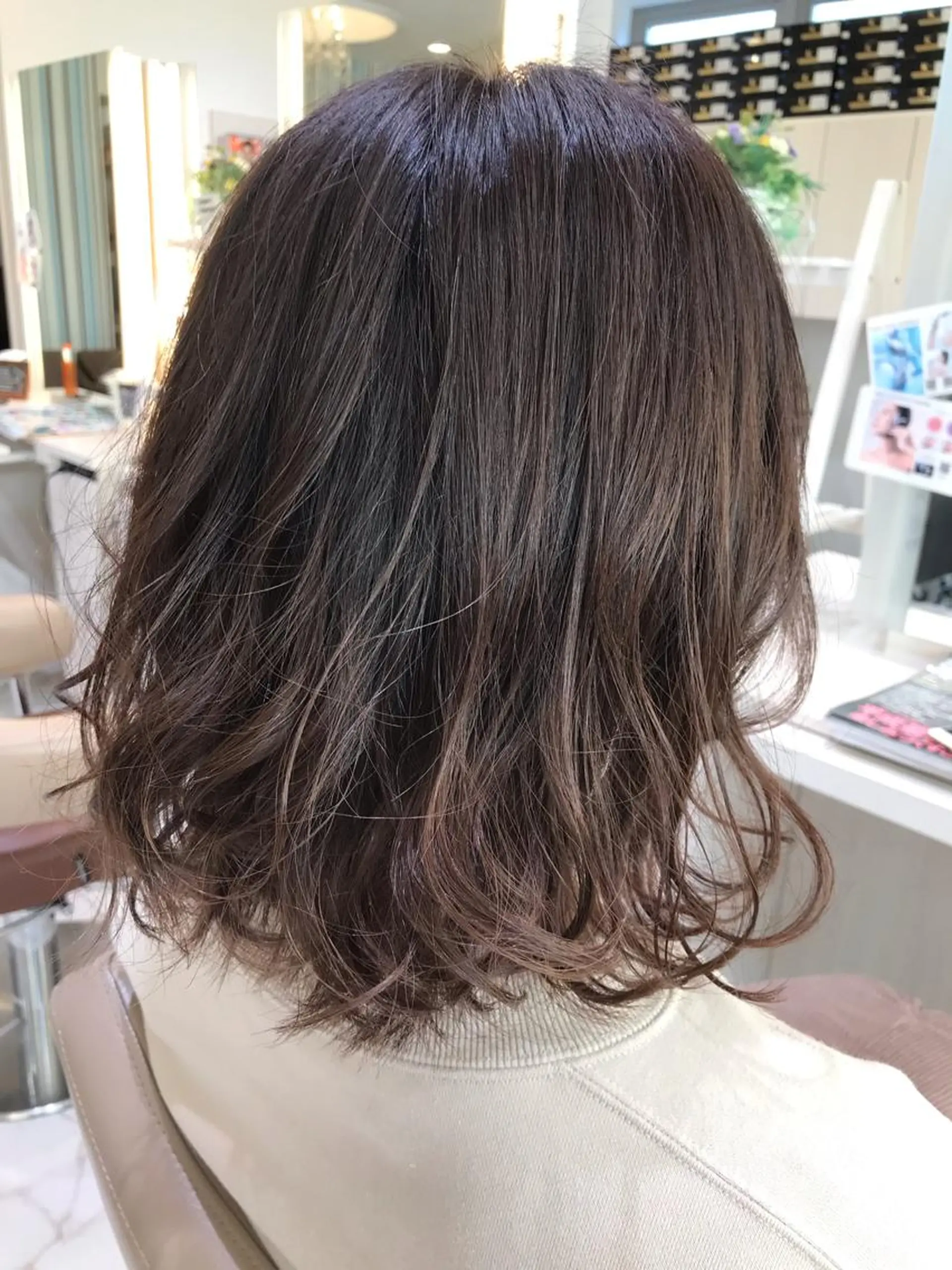 ミディアム カラー ベージュカラー ラベンダーカラー ラベンダーベージュ 清藤綾/脱白髪染め 白髪ぼかしハイライトのヘアスタイル