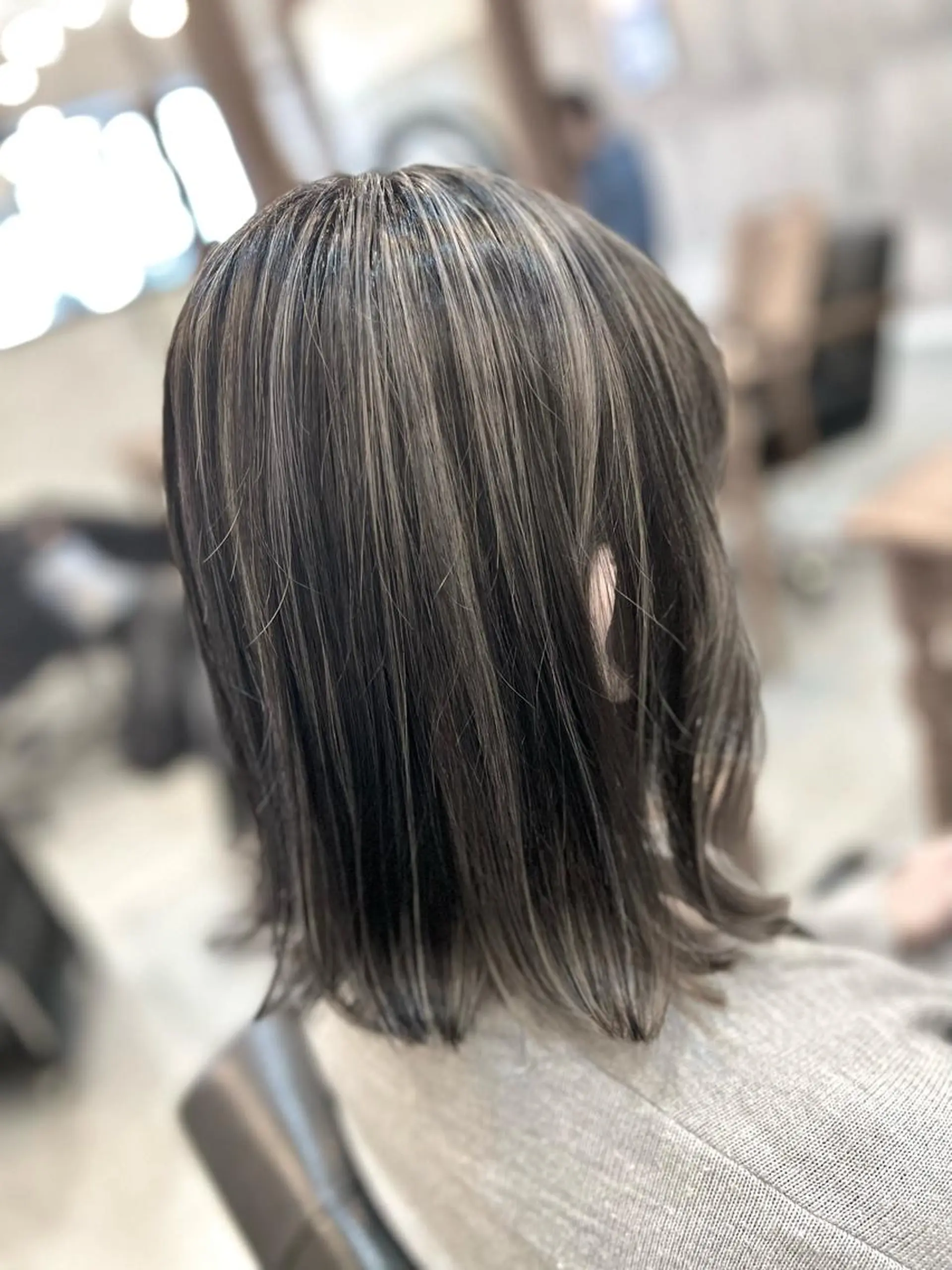 ミディアム カラー ハイライトカラー シルバー ハイライト ヘアカラー トリートメント Style Tのヘアスタイル