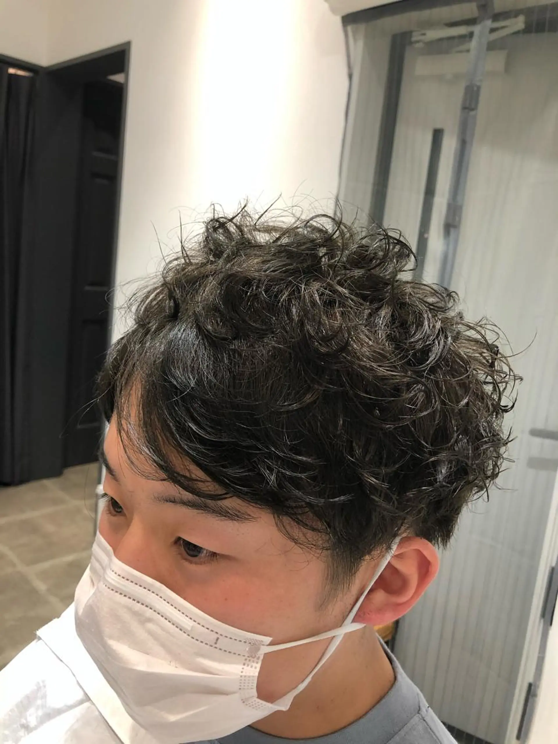 ショート カラー パーマ メンズ 鈴村 大介のヘアスタイル