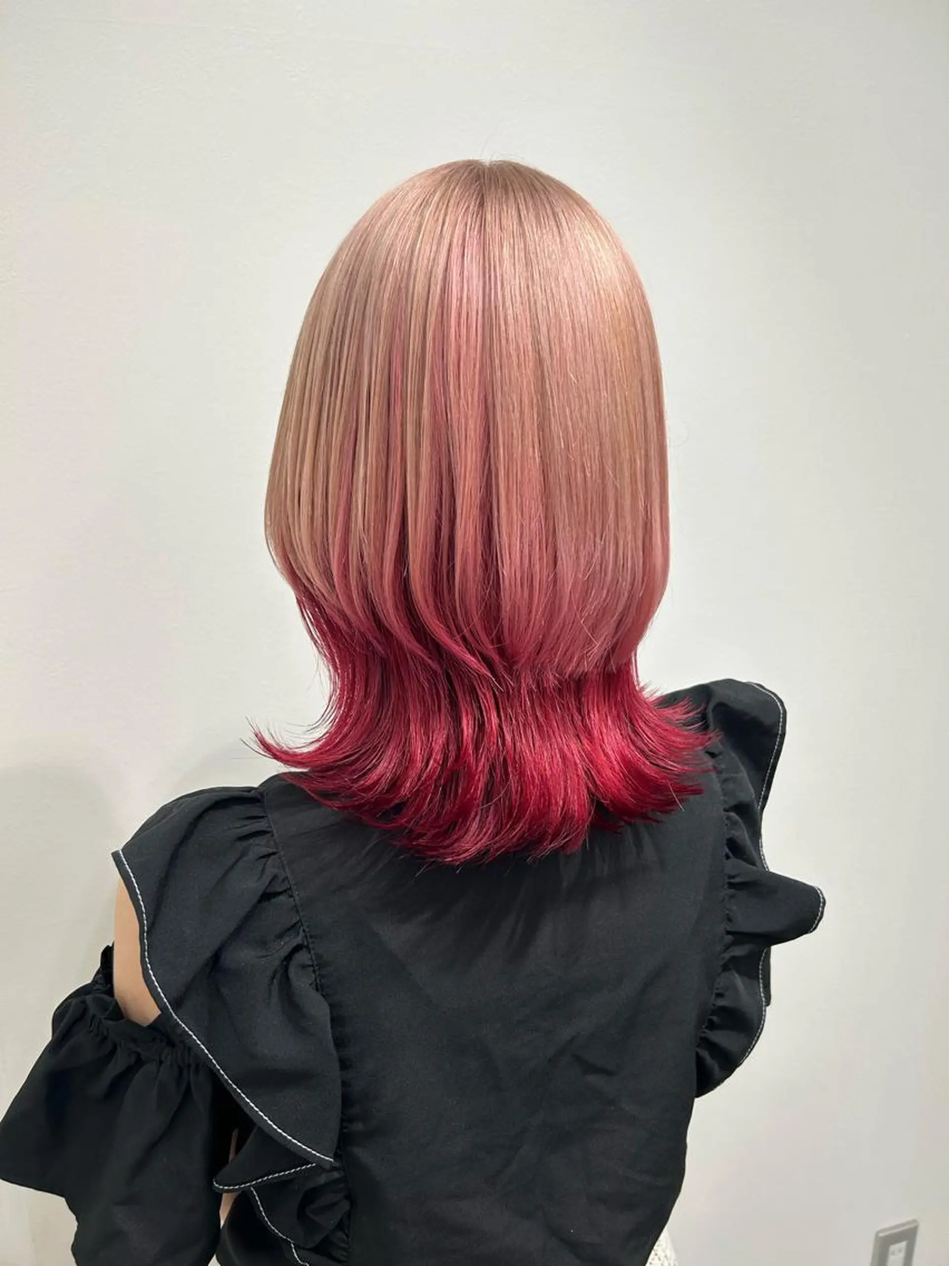 ミディアム カラー デザインカラー ウルフカット レイヤー ハイトーン 暖色⭐︎KANAKOのヘアスタイル