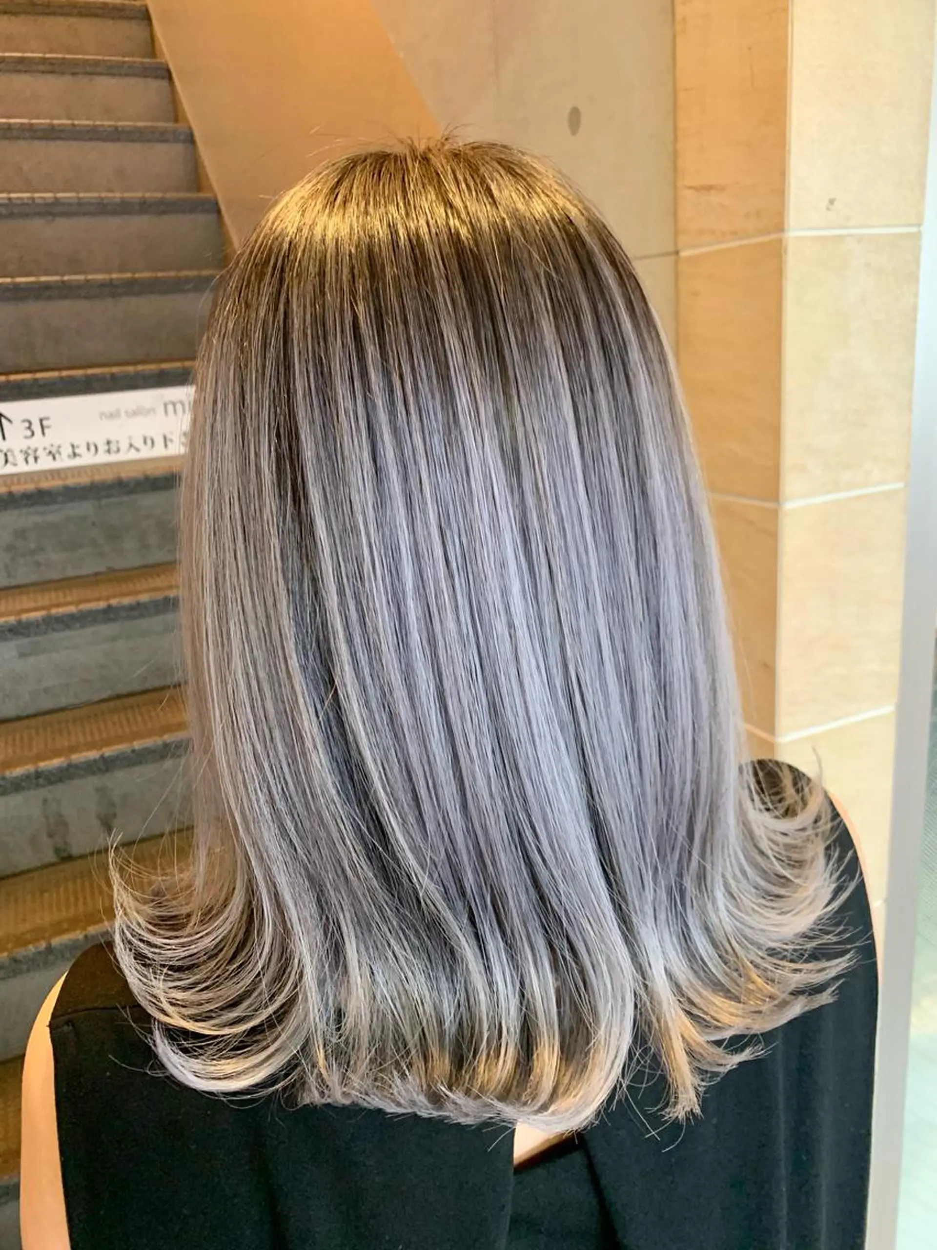 セミロング カラー ヘアアレンジ ネイル マツエク・マツパ バレイヤージュ ベージュカラー ホワイトベージュ レイヤーカット ホワイト カット ヘアカラー トリートメント ブリーチ特化 / share 元太のヘアスタイル