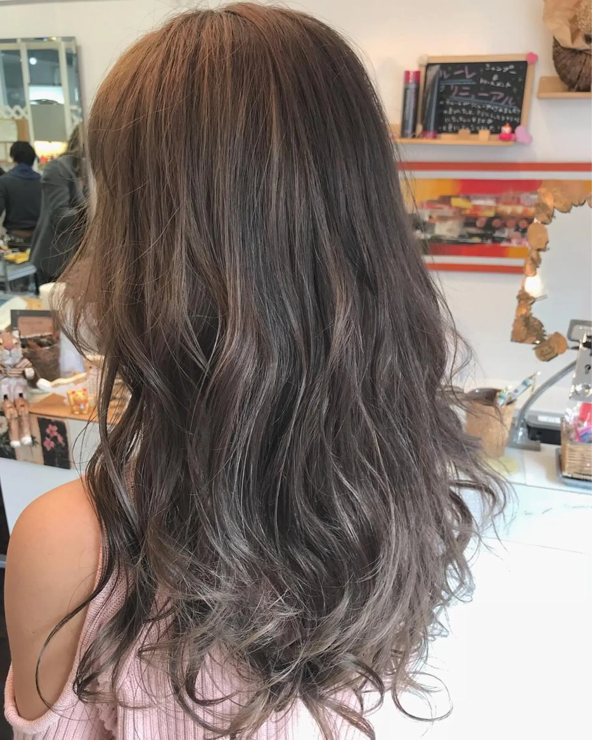 ロング カラー 岩谷/ブリーチ 🪽透明感カラーのヘアスタイル