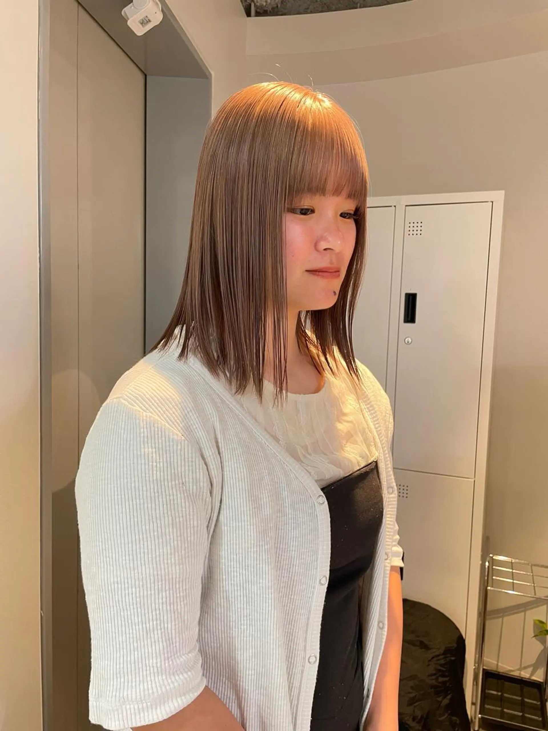 ミディアム カラー ヘアカラー トリートメント 切りっぱなしボブ レイヤー/縮毛矯正のヘアスタイル