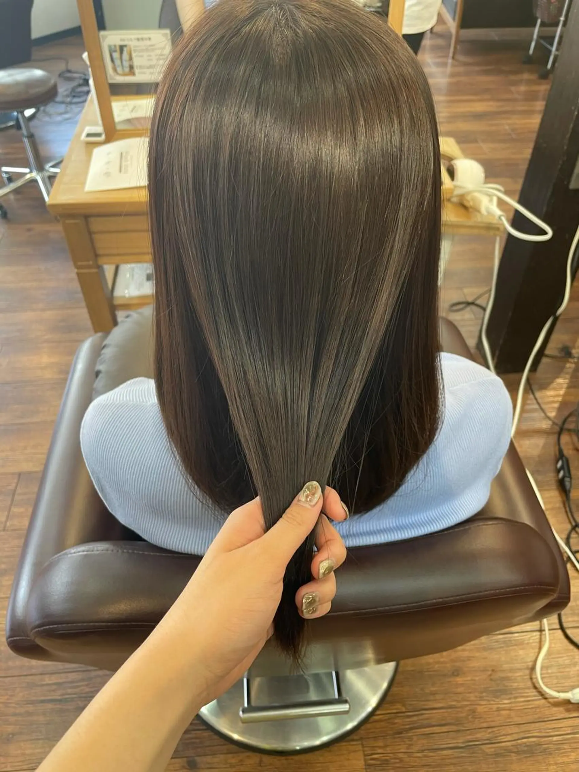 セミロング レイヤーカット、 大人可愛い　中村美羅のヘアスタイル