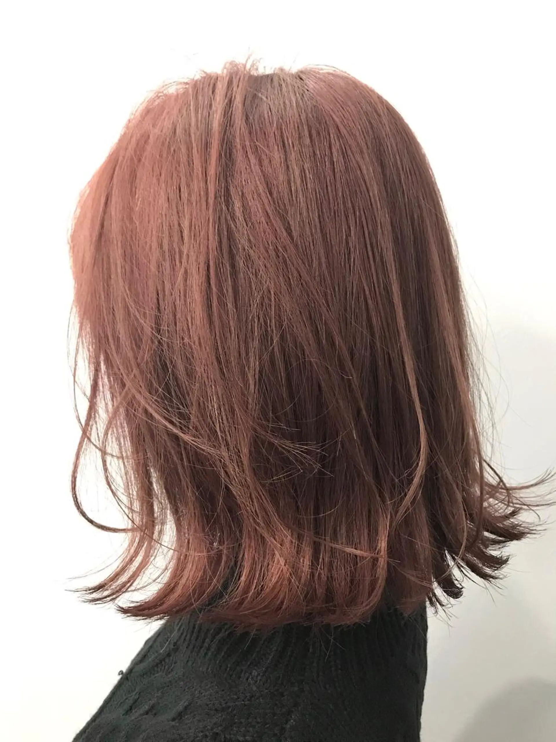 ミディアム ボブ 外ハネヘア カット ヘアカラー トリートメント 宮本 祥生のヘアスタイル