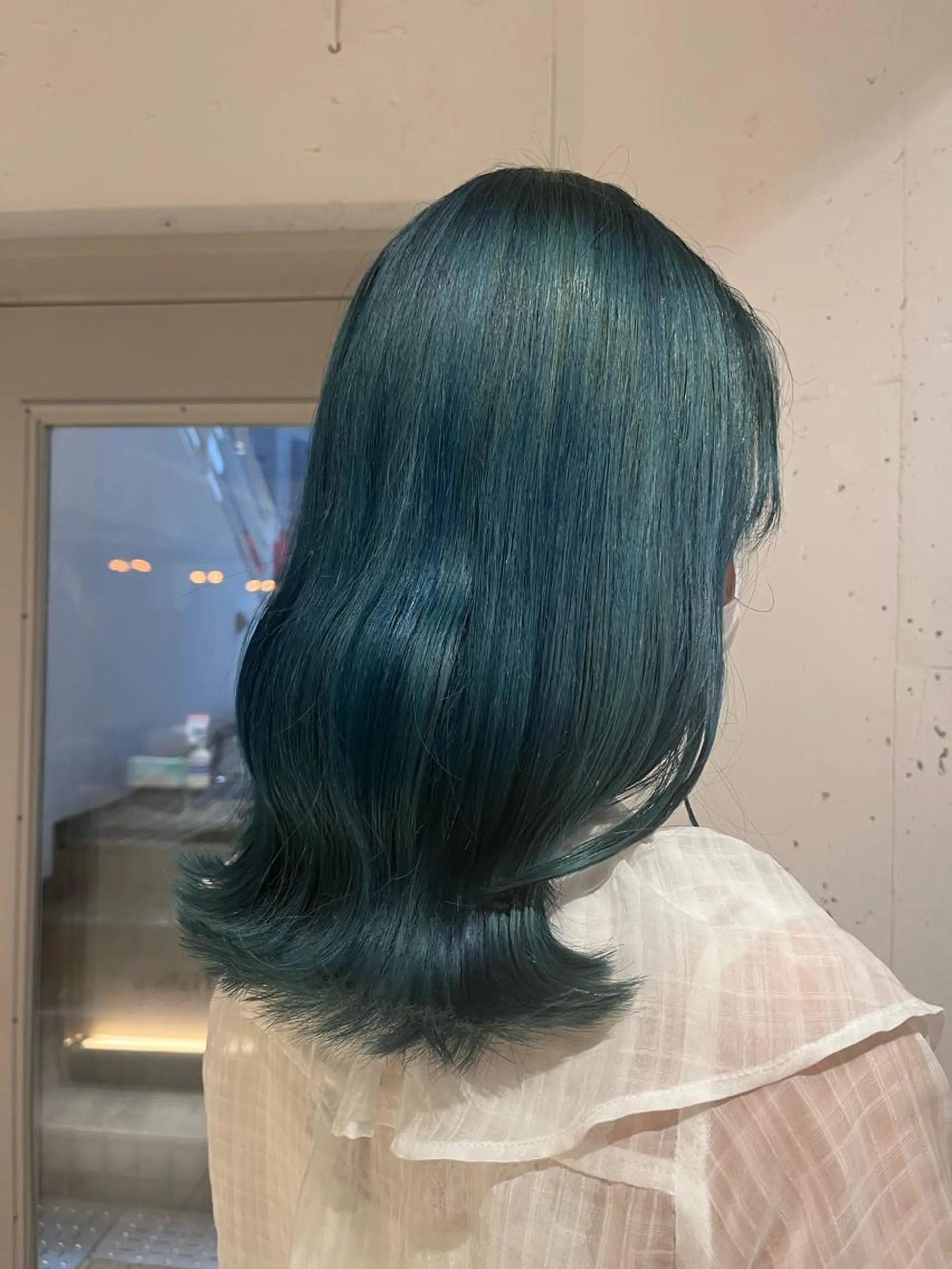 ミディアム カラー ブリーチ ブルーカラー 透明感カラー エメラルドグリーン ハイトーンカラー カット ヘアカラー トリートメント ヘッドスパ ヘアセット カジュアルを女っぽく 𝗮𝘆𝗮𝗰𝗼のヘアスタイル