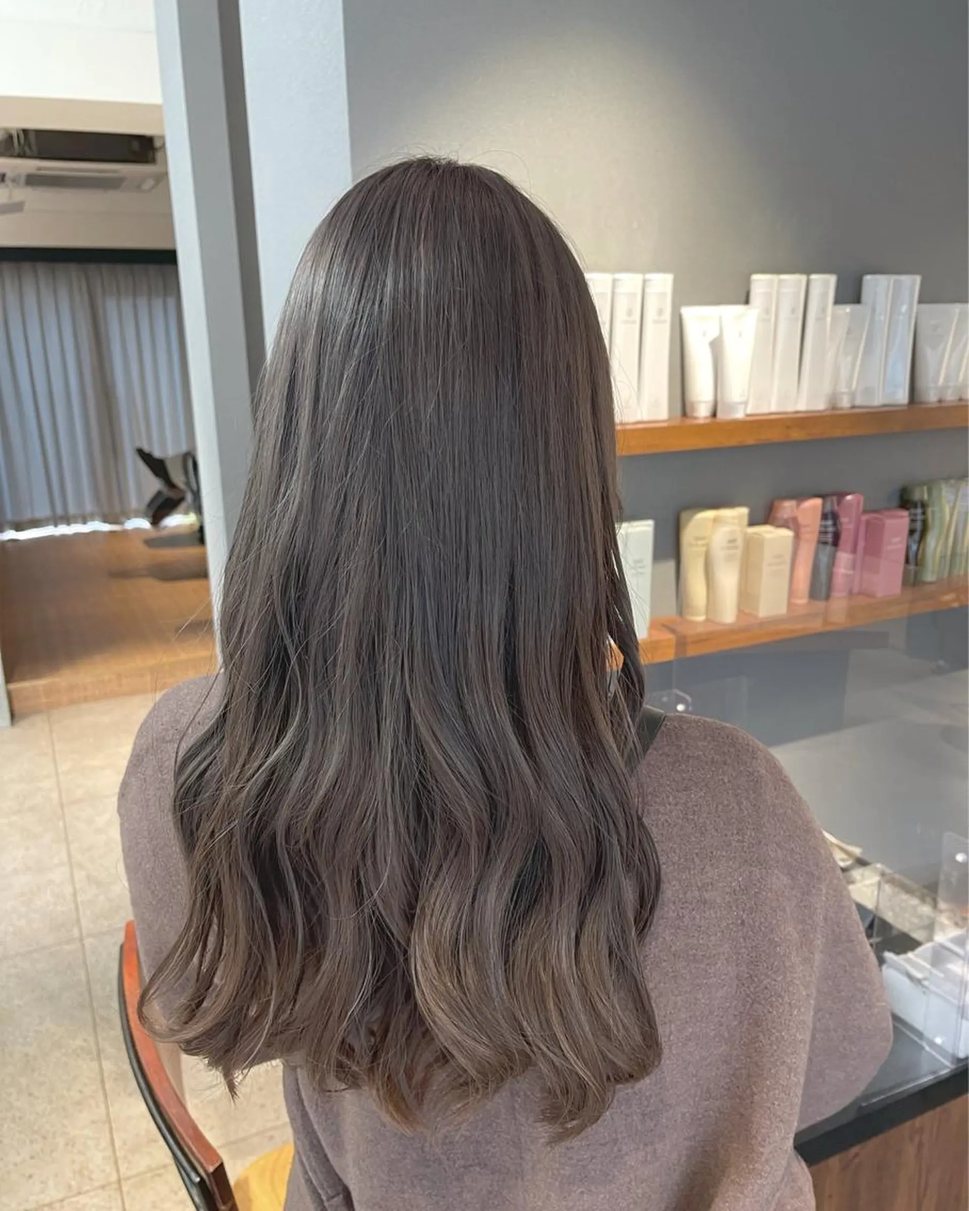 ロング カラー ヘアアレンジ アッシュ アッシュグレー アッシュグレージュ ブリーチ 透明感カラー ヘアカラー トリートメント レディースカット 募集/今間 海音のヘアスタイル