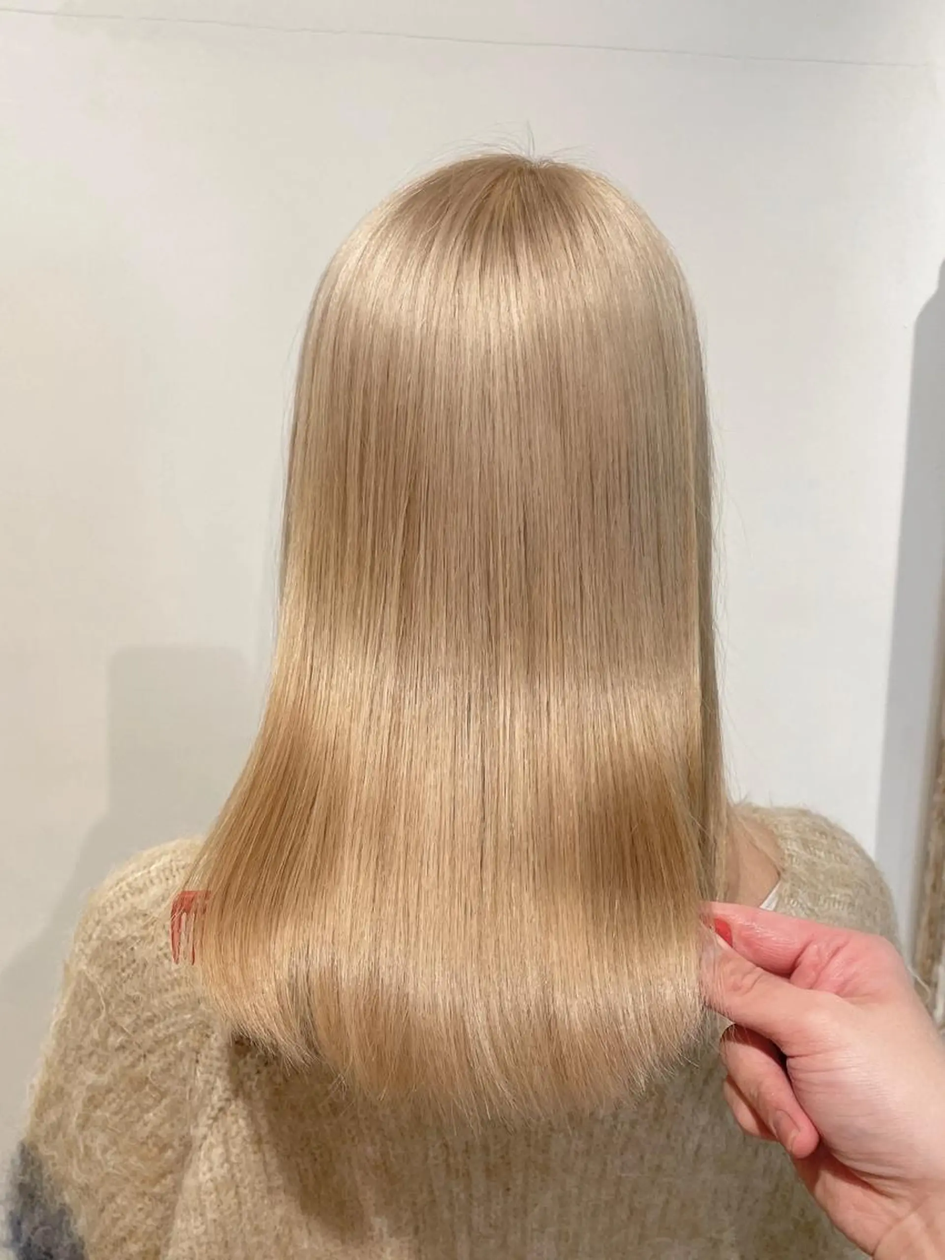 セミロング カラー ベージュカラー ブリーチ ミルクティーベージュ ヘアカラー トリートメント ヘアアレンジ にいた　かづしげのヘアスタイル