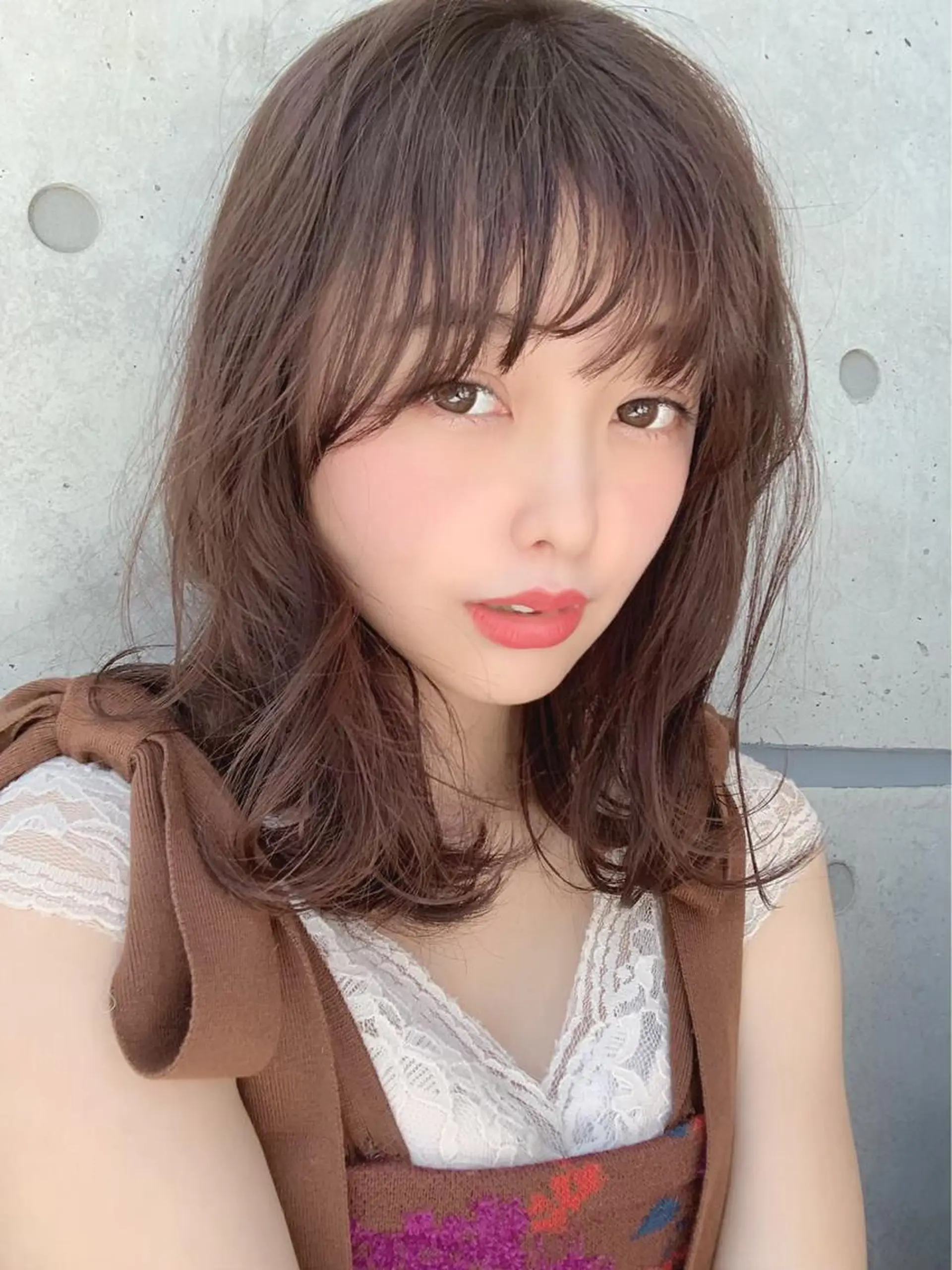 ミディアム カラー レイヤーカット 透明感カラーのヘアスタイル