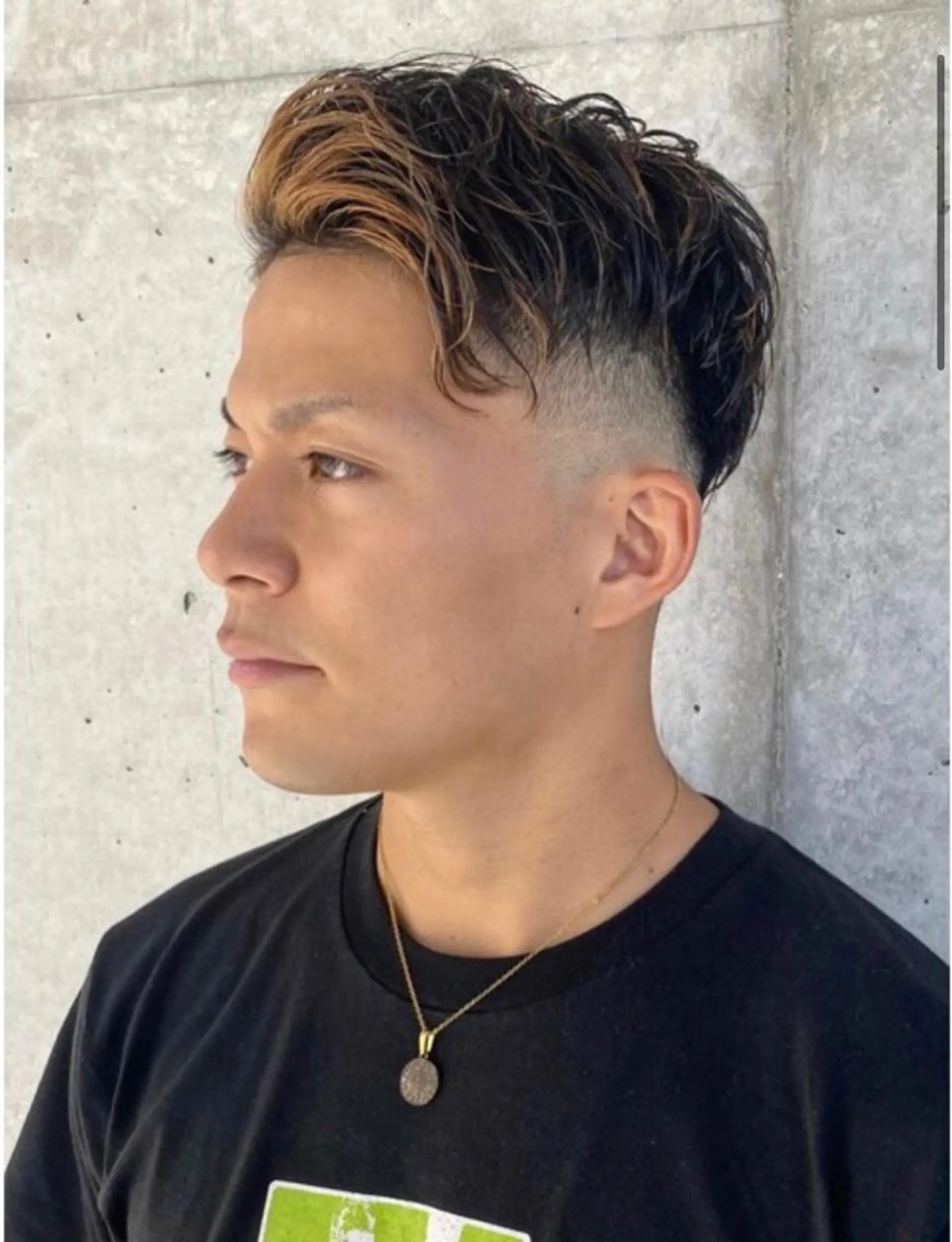 カラー メンズ センターパート フェードカット メンズハイライト メンズメッシュ マッシュ カット ヘアカラー 大人メンズパーマ メンズ特化　萱原大幹のヘアスタイル