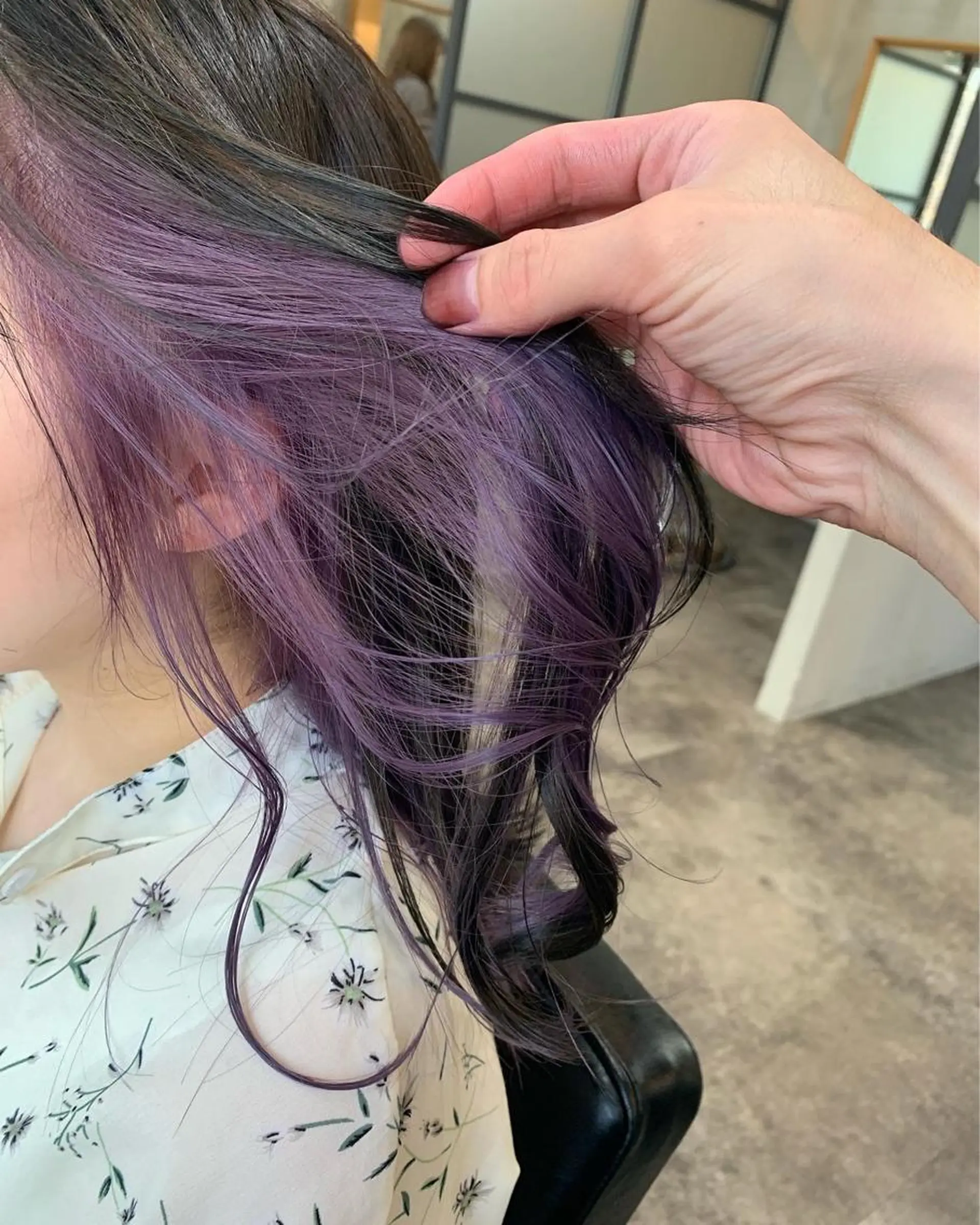 ミディアム カラー インナーカラー パープルカラー 高槻No. 1レイヤ ーカット🇰🇷白石のヘアスタイル