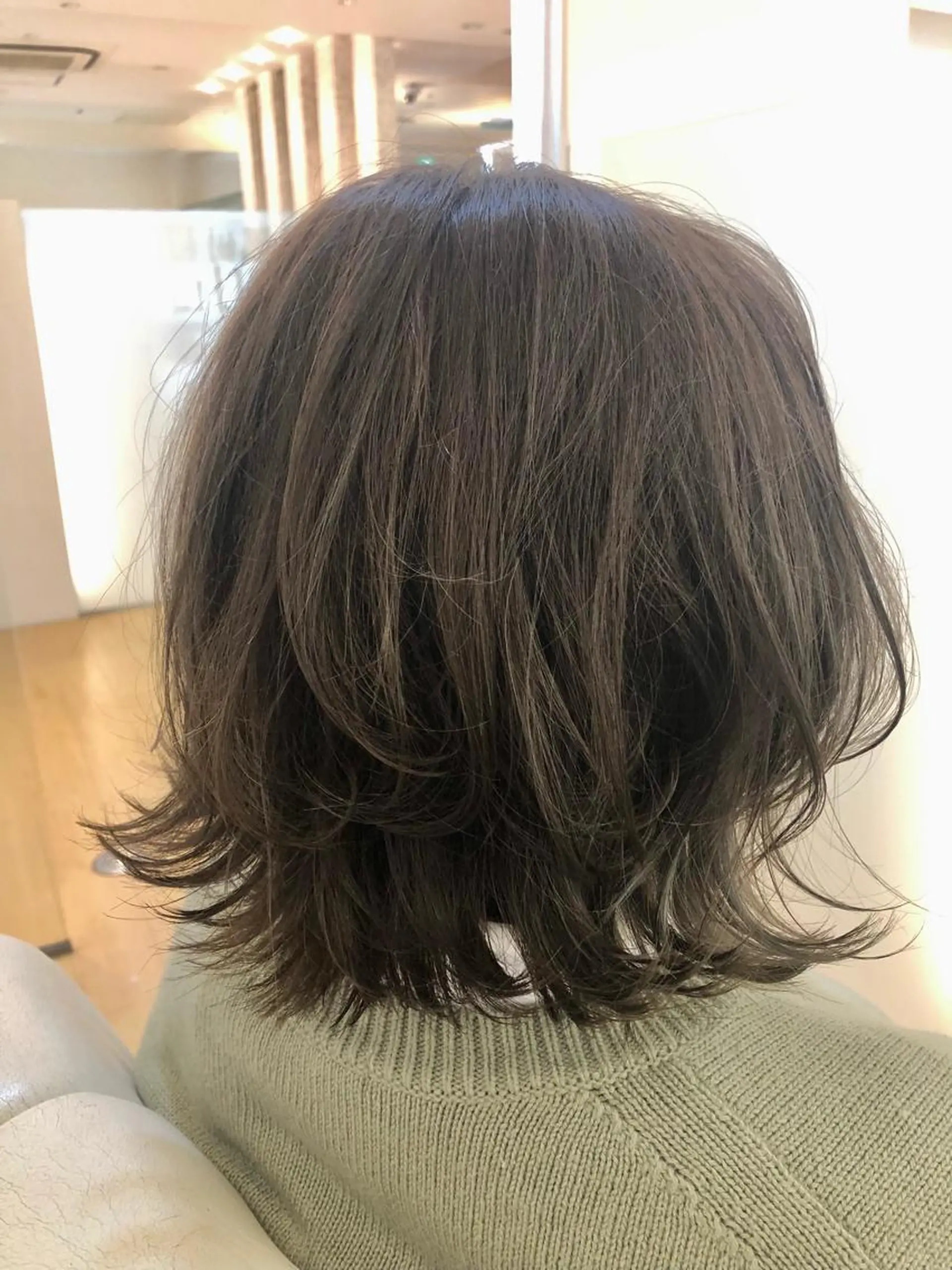 ミディアム アッシュ 外国人風カラー 伸ばしかけ レイヤーカット 外ハネヘア 山岡 徹也のヘアスタイル