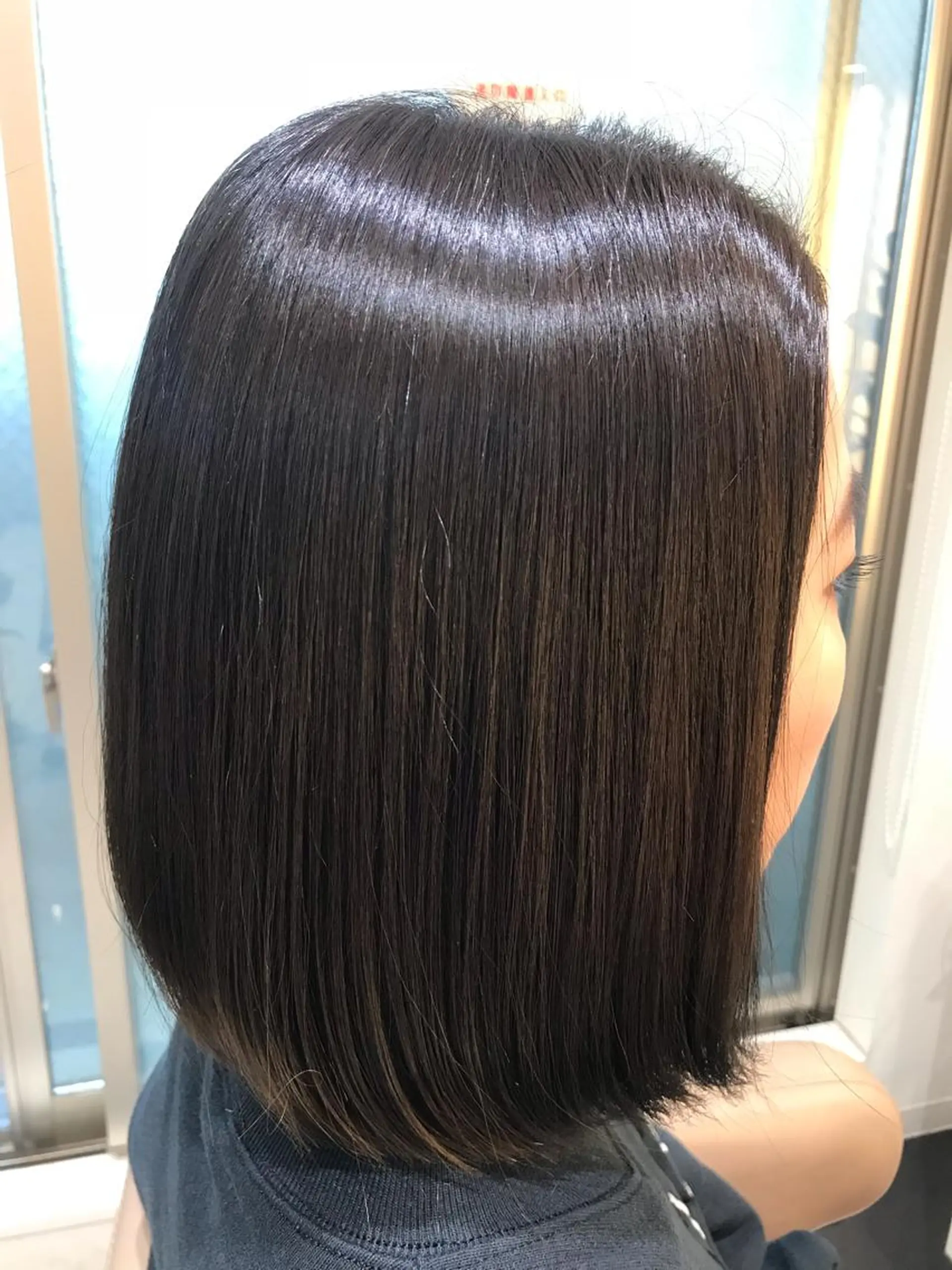 ショート カラー ブルーカラー ブルージュ 清藤綾/脱白髪染め 白髪ぼかしハイライトのヘアスタイル