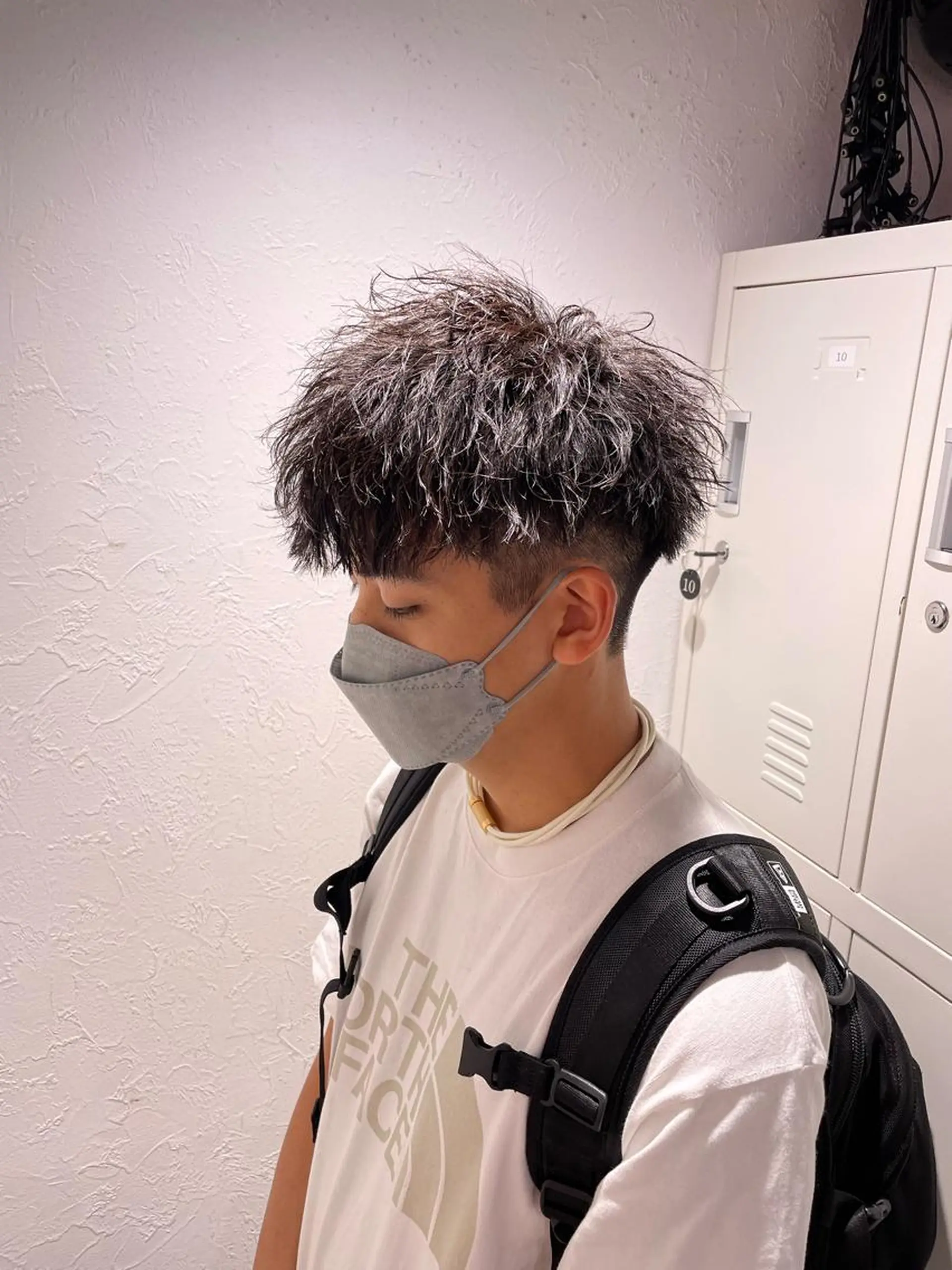 ショート カラー パーマ ヘアアレンジ メンズ アイブロウ センターパート メンズハイライト メンズハイトーン マッシュウルフ マッシュ カット パーマ トリートメント ヘッドスパ ヘアセット スパイキー/フェザー /波巻き/かいとのヘアスタイル