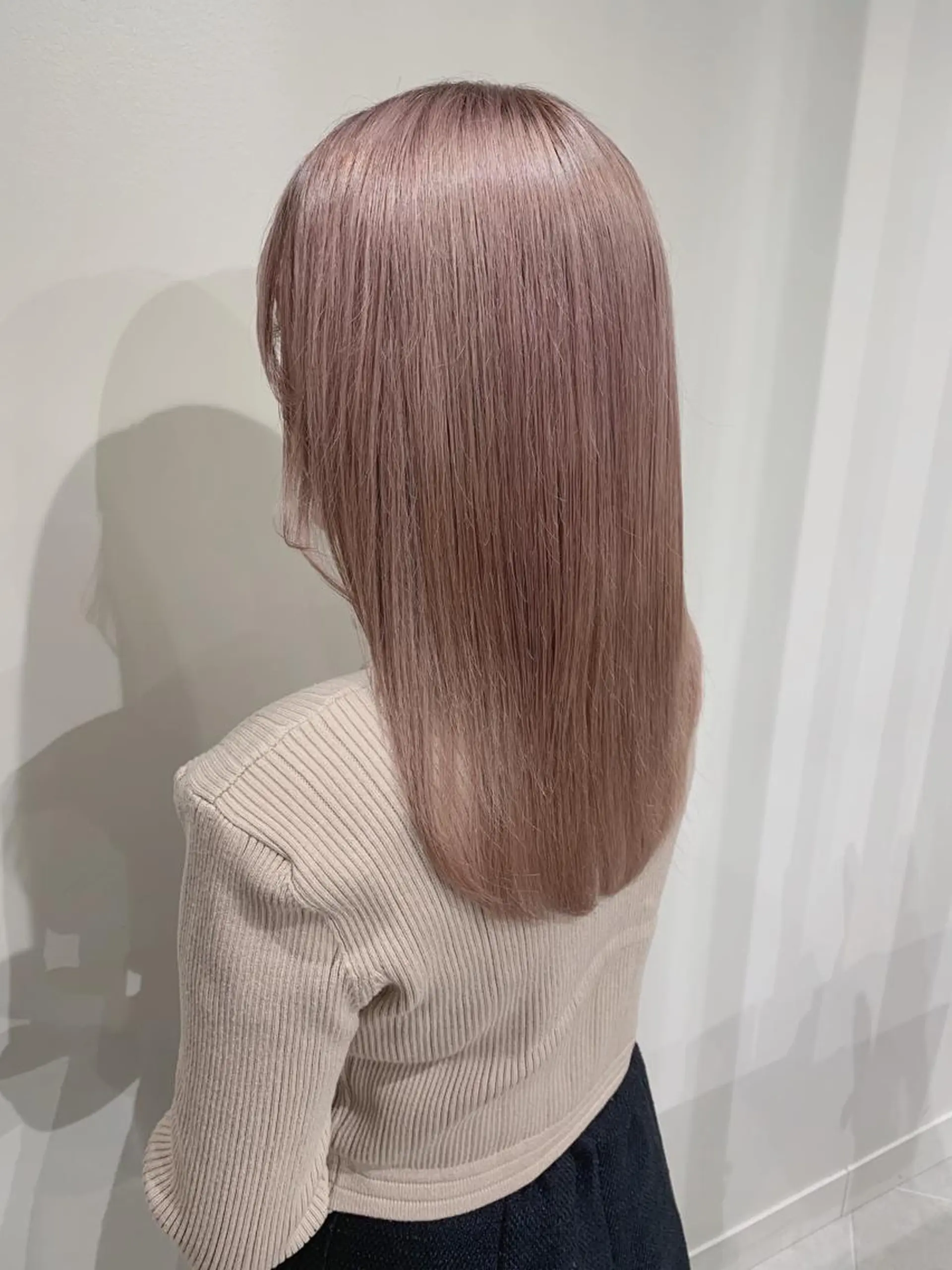 セミロング カラー ヘアカラー ムラ修正.ホワイト エクステ🤍アミルのヘアスタイル
