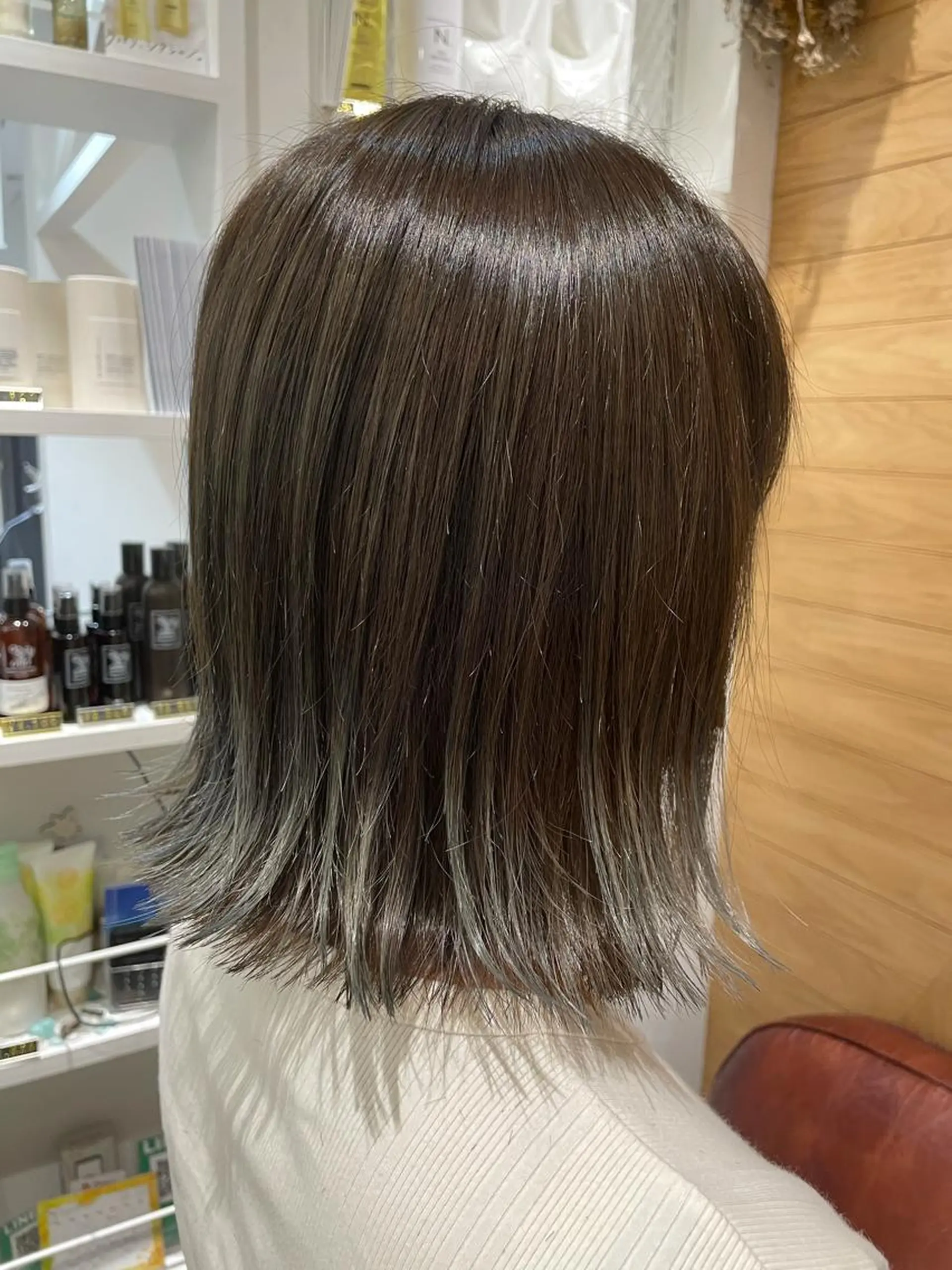 ミディアム カラー ブリーチ シルバー 外ハネヘア 高木 櫻のヘアスタイル