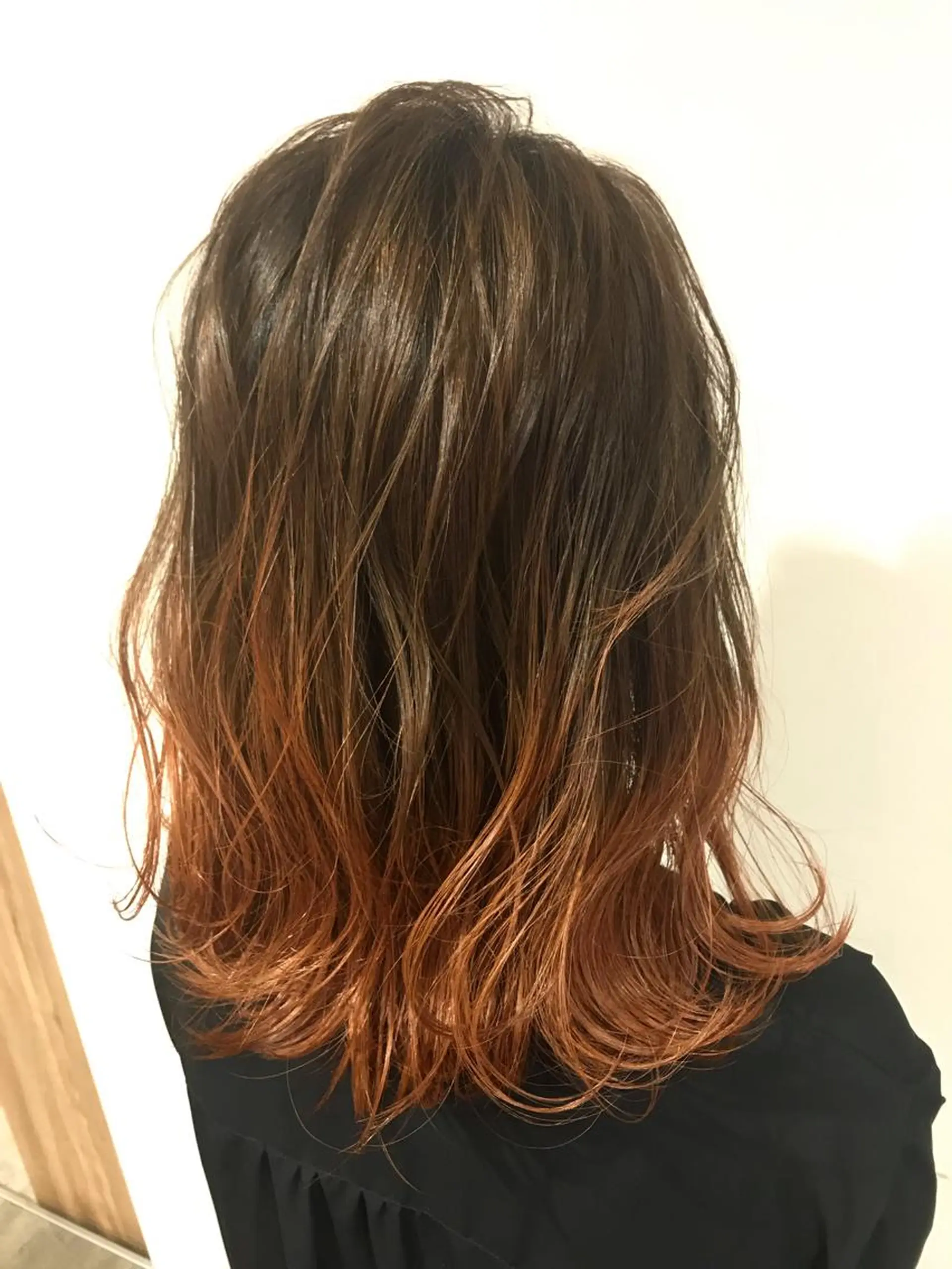 ミディアム カラー アッシュ アッシュグレー アッシュグレージュ バレイヤージュ ベージュカラー AMI Hair supply所属・髪質改善カラー韓国風 レイヤーtudaのヘアスタイル