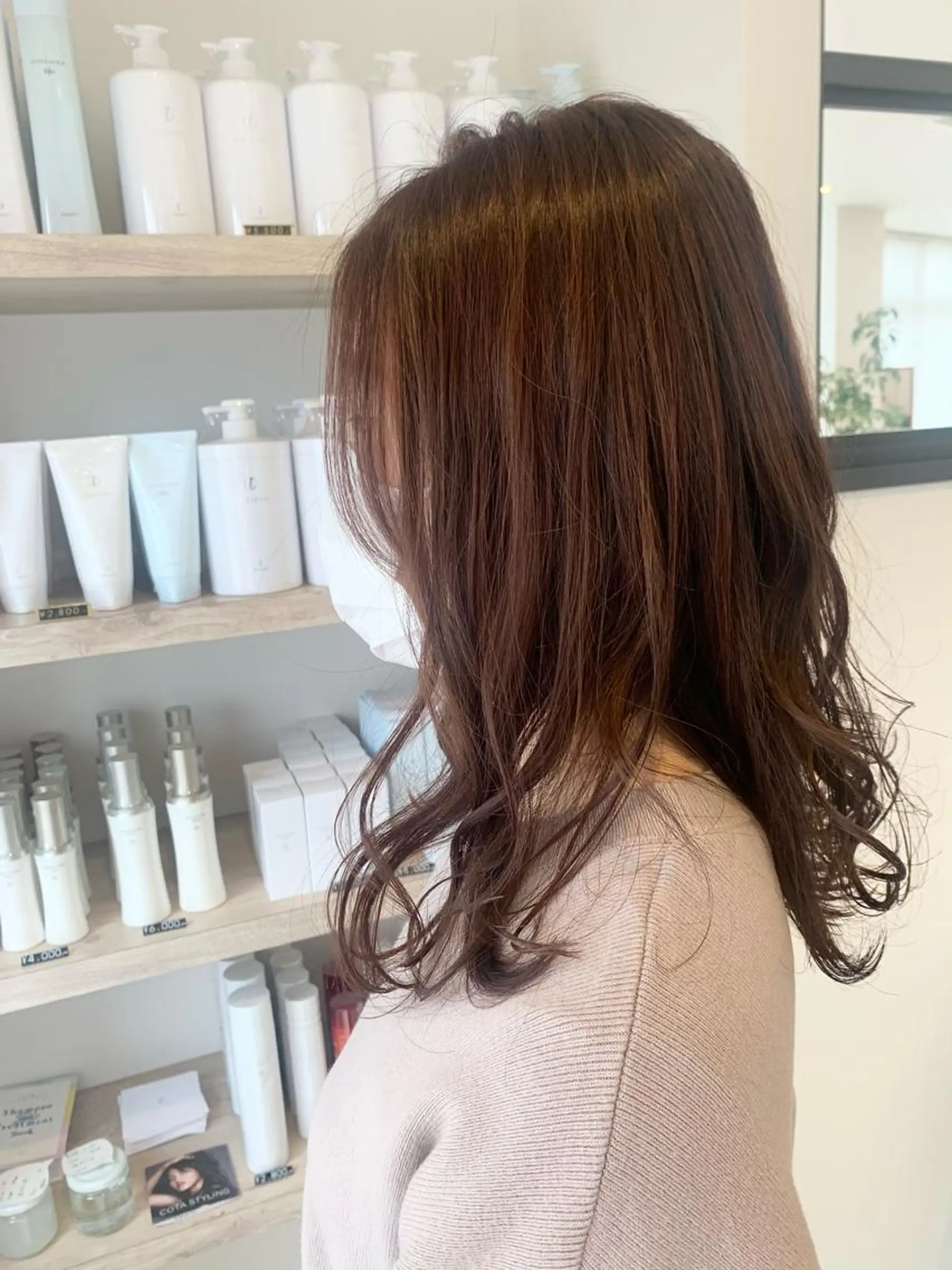 セミロング カラー ブリーチ ブリーチなしカラー ピンクカラー カット ヘアカラー cher. 新井瑞希のヘアスタイル