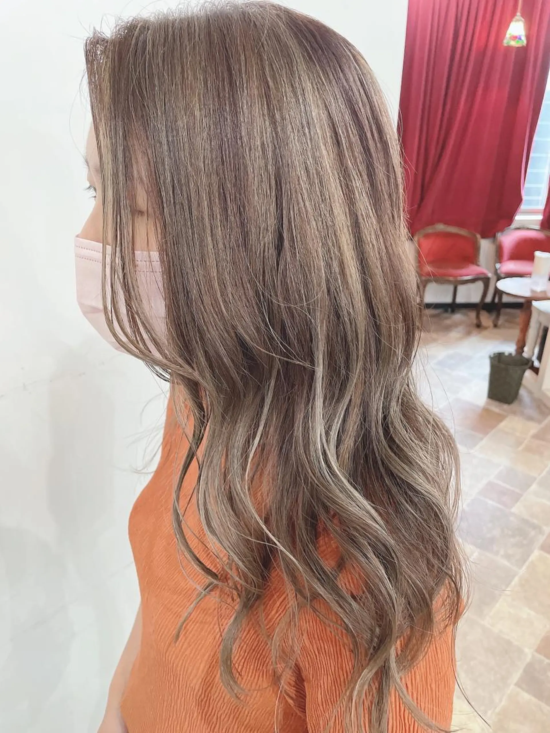 セミロング ハイライト アンフィーヘアー所属・amphihair 高橋祐也のヘアスタイル