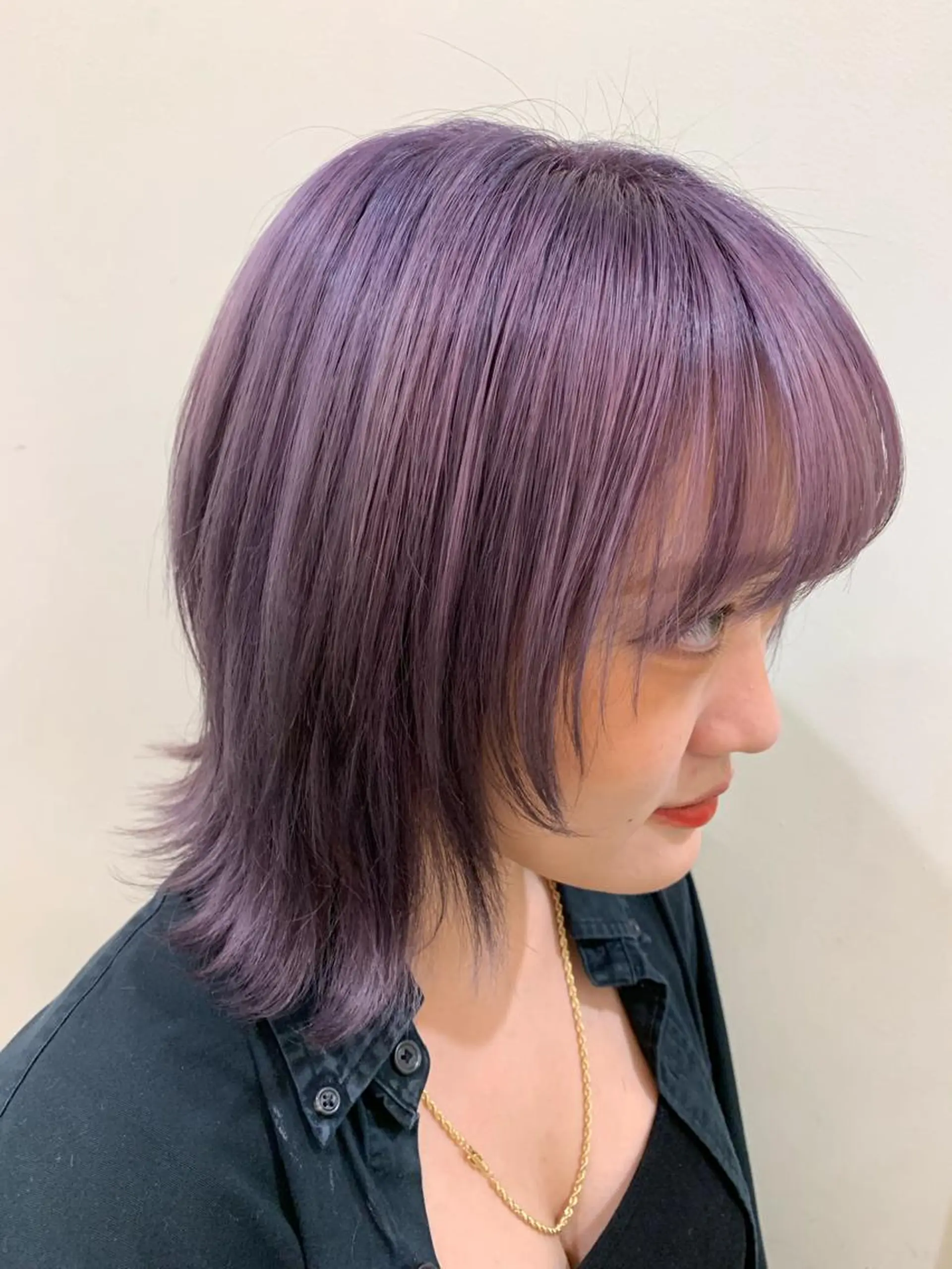 ミディアム カラー ブリーチ ピンクカラー レッドカラー レイヤーカット ウルフカット ぱつっとボブ/ 小野あかねのヘアスタイル