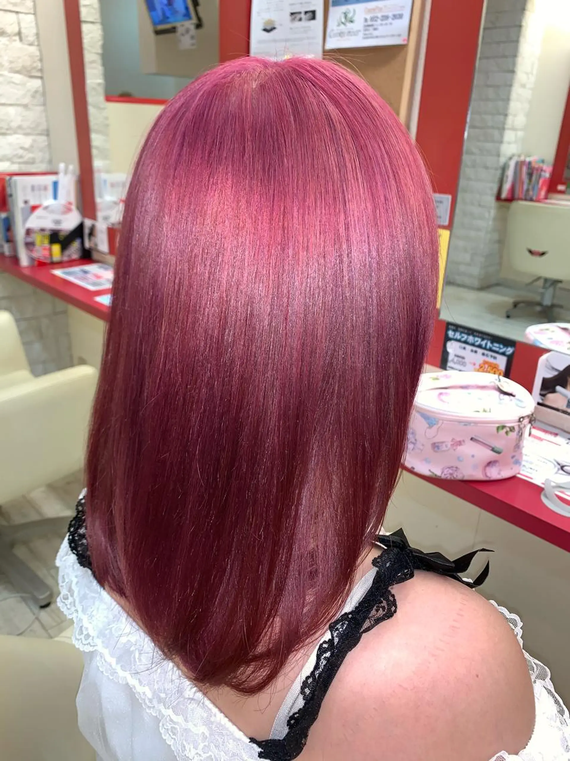 セミロング カラー ヘアアレンジ カシス ピンクカラー 今村公介 ブリーチ特化、派手髪のヘアスタイル